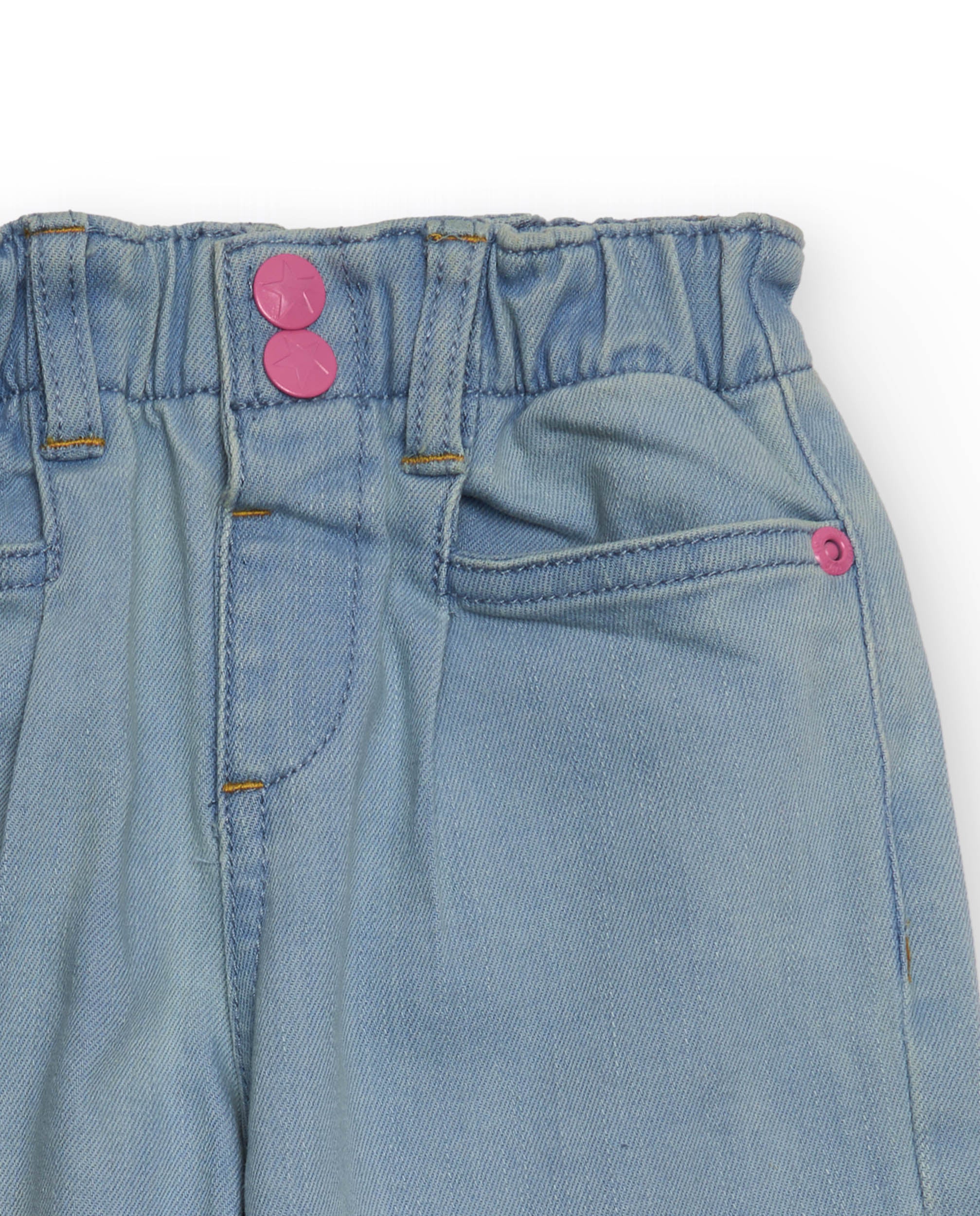Pantalón de mezclilla para niña en tono azul claro con bordado