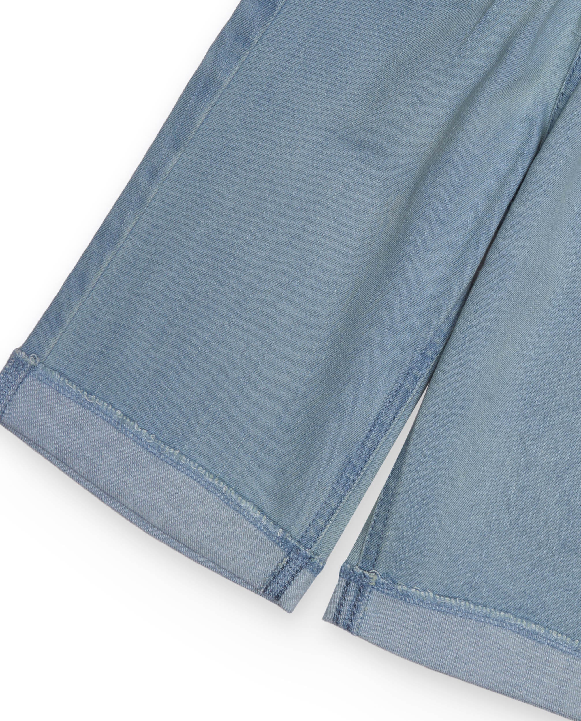 Pantalón de mezclilla para niña en tono azul claro con bordado