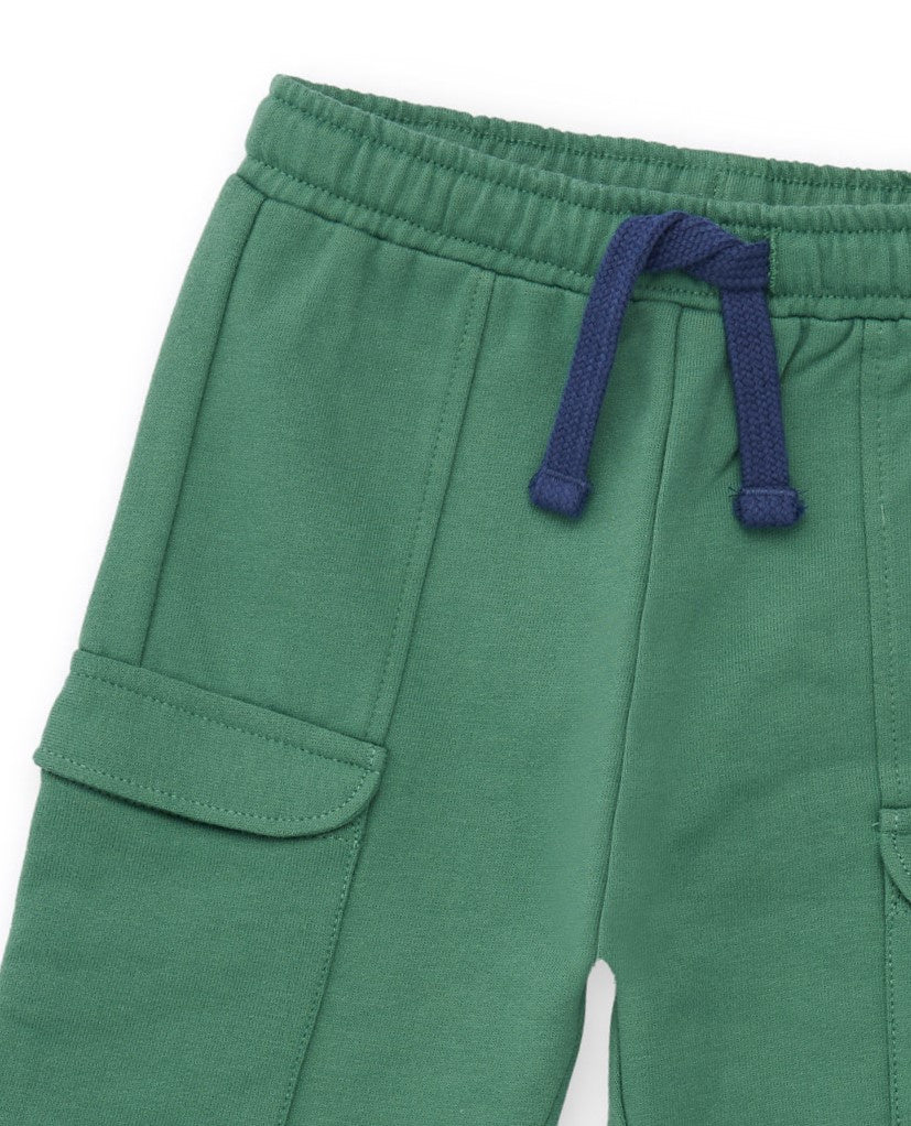 Pantalón tipo jogger para niño en color verde con bolsillos