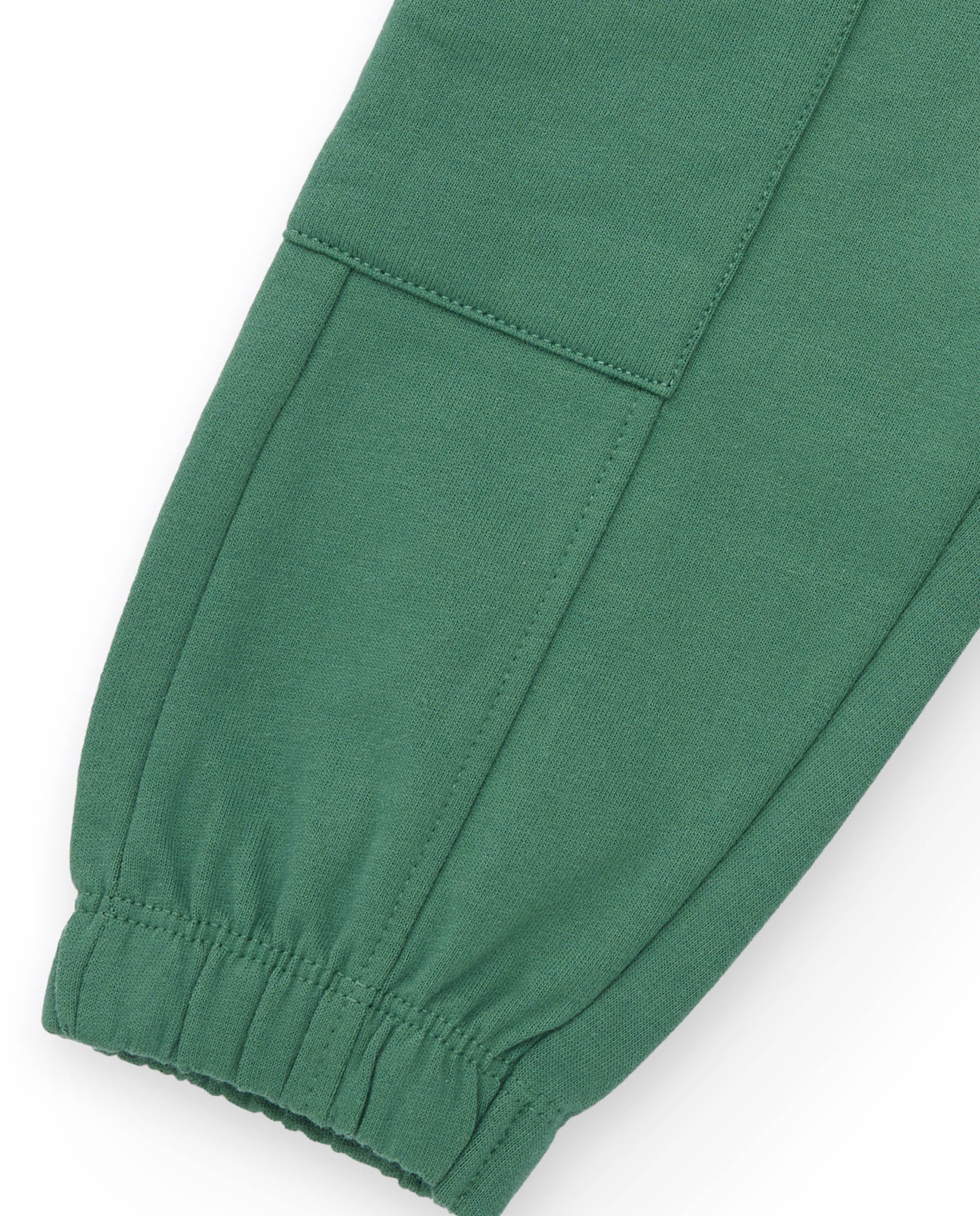 Pantalón tipo jogger para niño en color verde con bolsillos