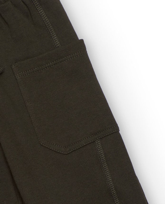 Pantalón de felpa para niño en marrón con bolsillos cargo