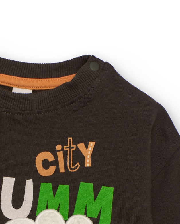 Sudadera para niño en marrón con camión y texto multicolor