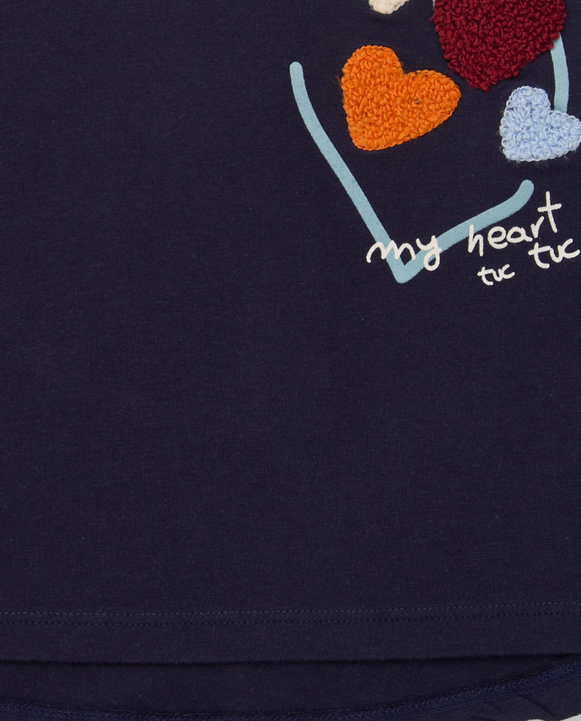 Camiseta para niña en azul marino con estampado de corazones en