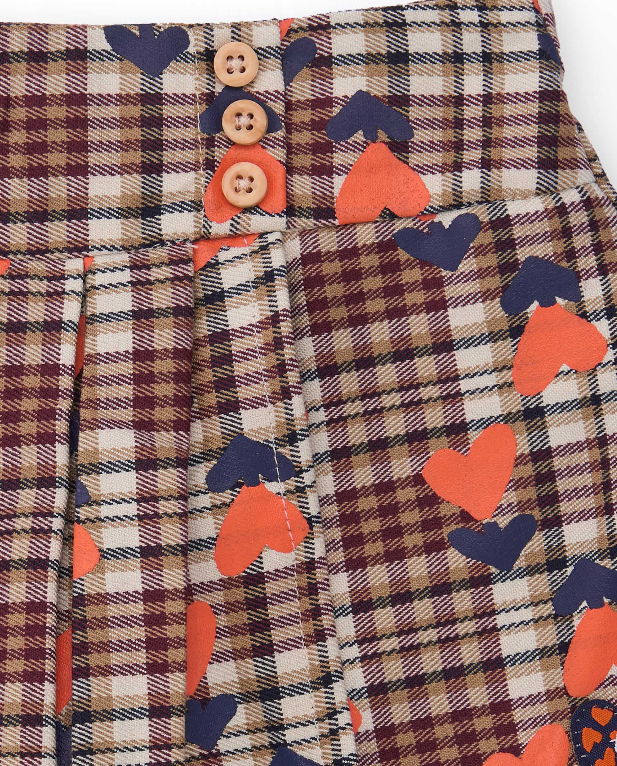 Shorts para niña en cuadros con corazones y botones decorativos