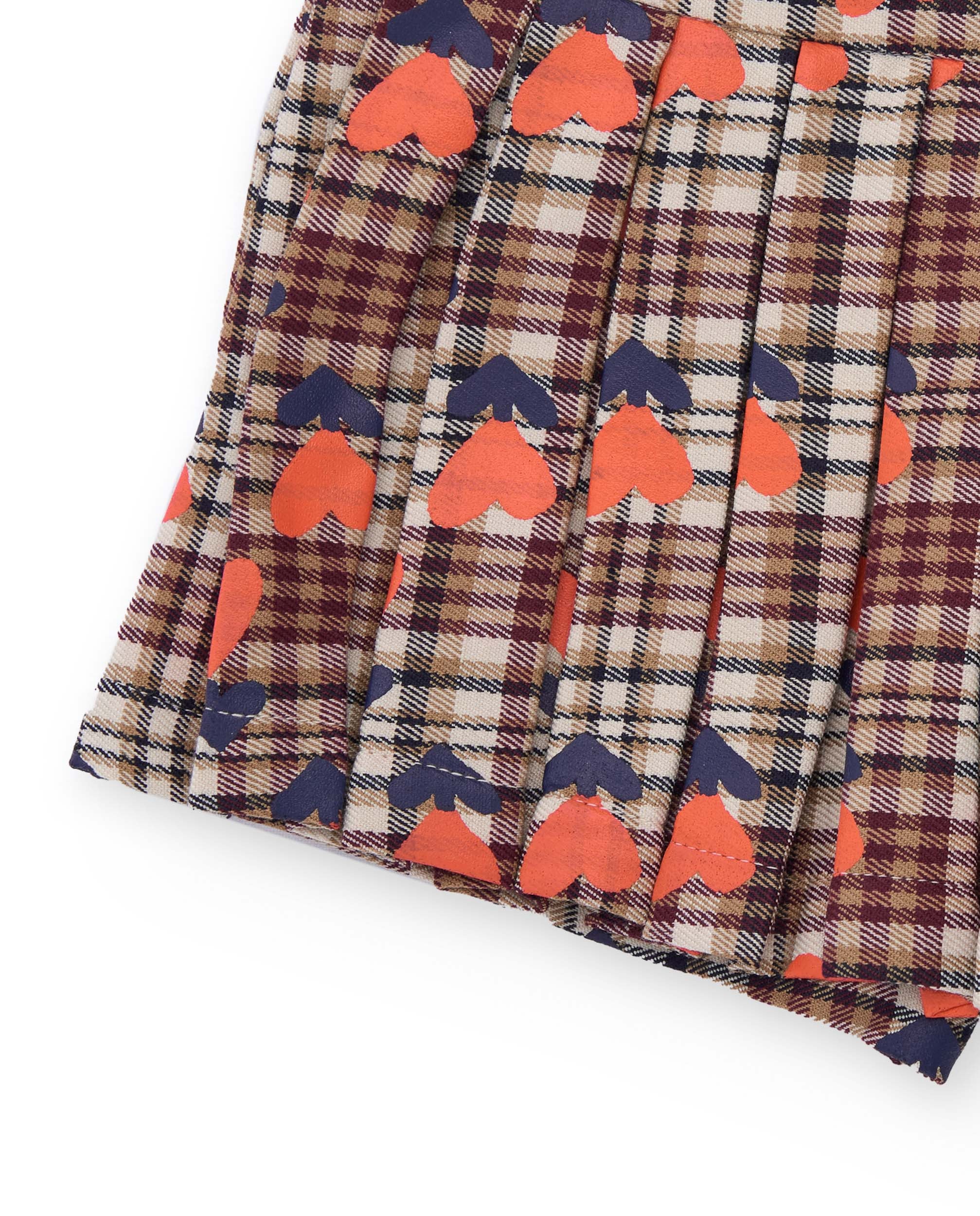 Shorts para niña en cuadros con corazones y botones decorativos