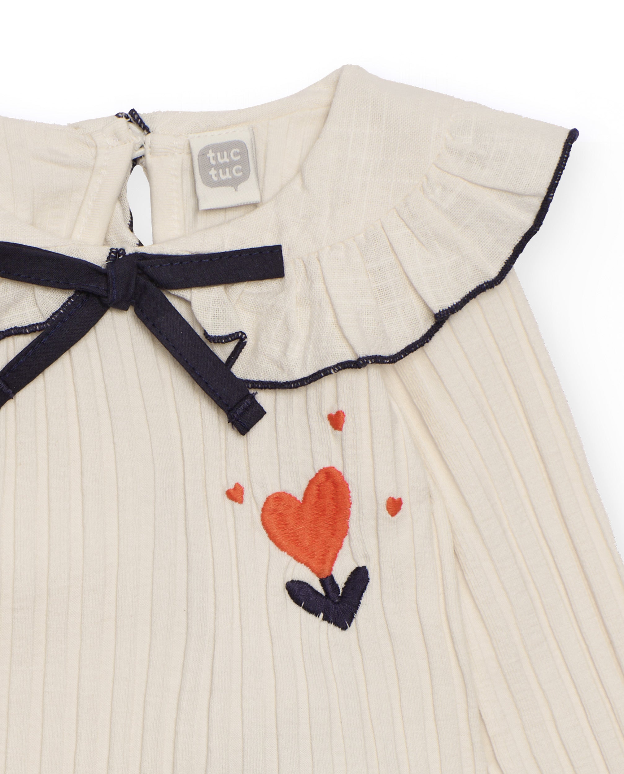 Camiseta de canalé para niña en crudo con volantes y lazo