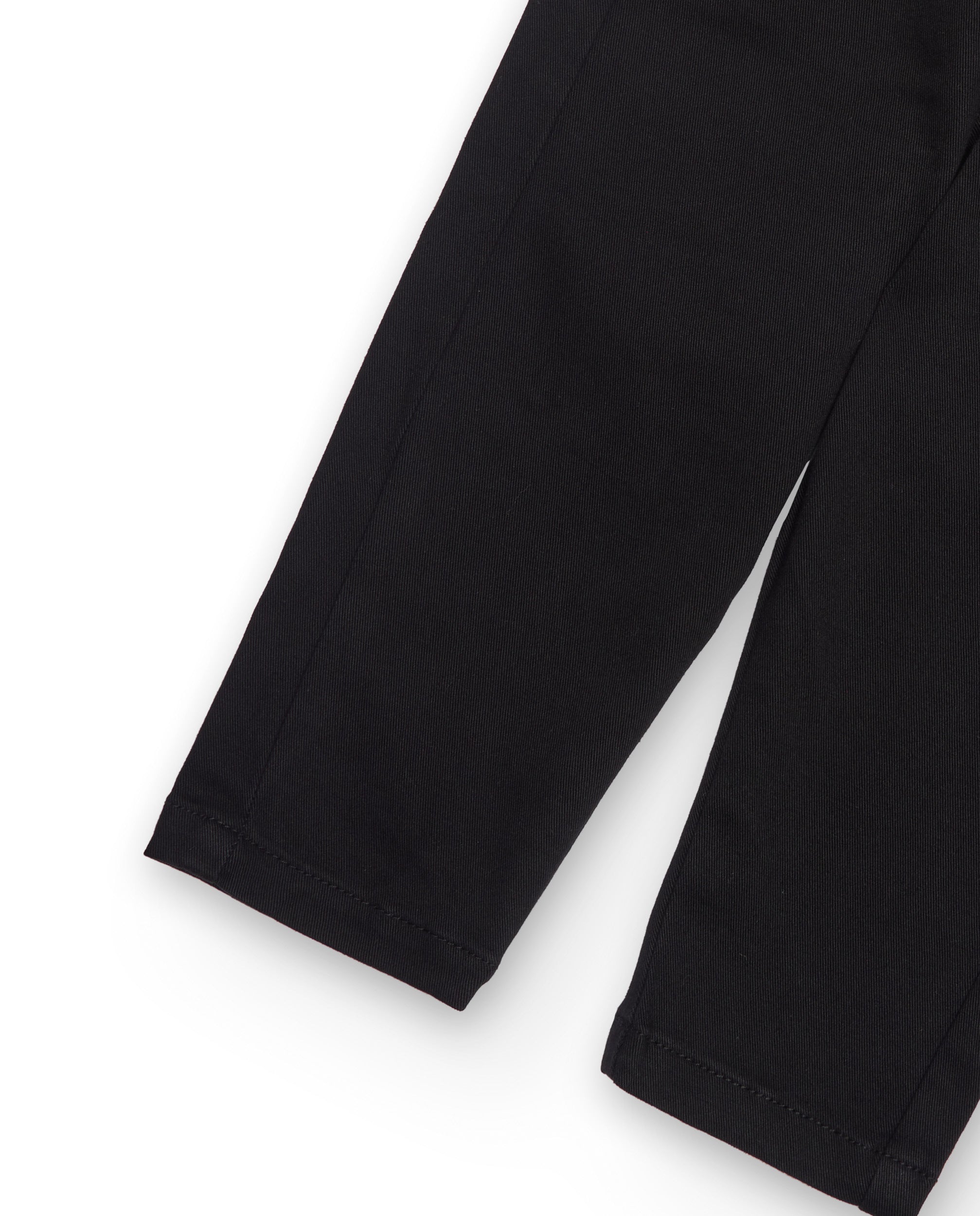 Pantalón largo para niño en color negro con bolsillos traseros