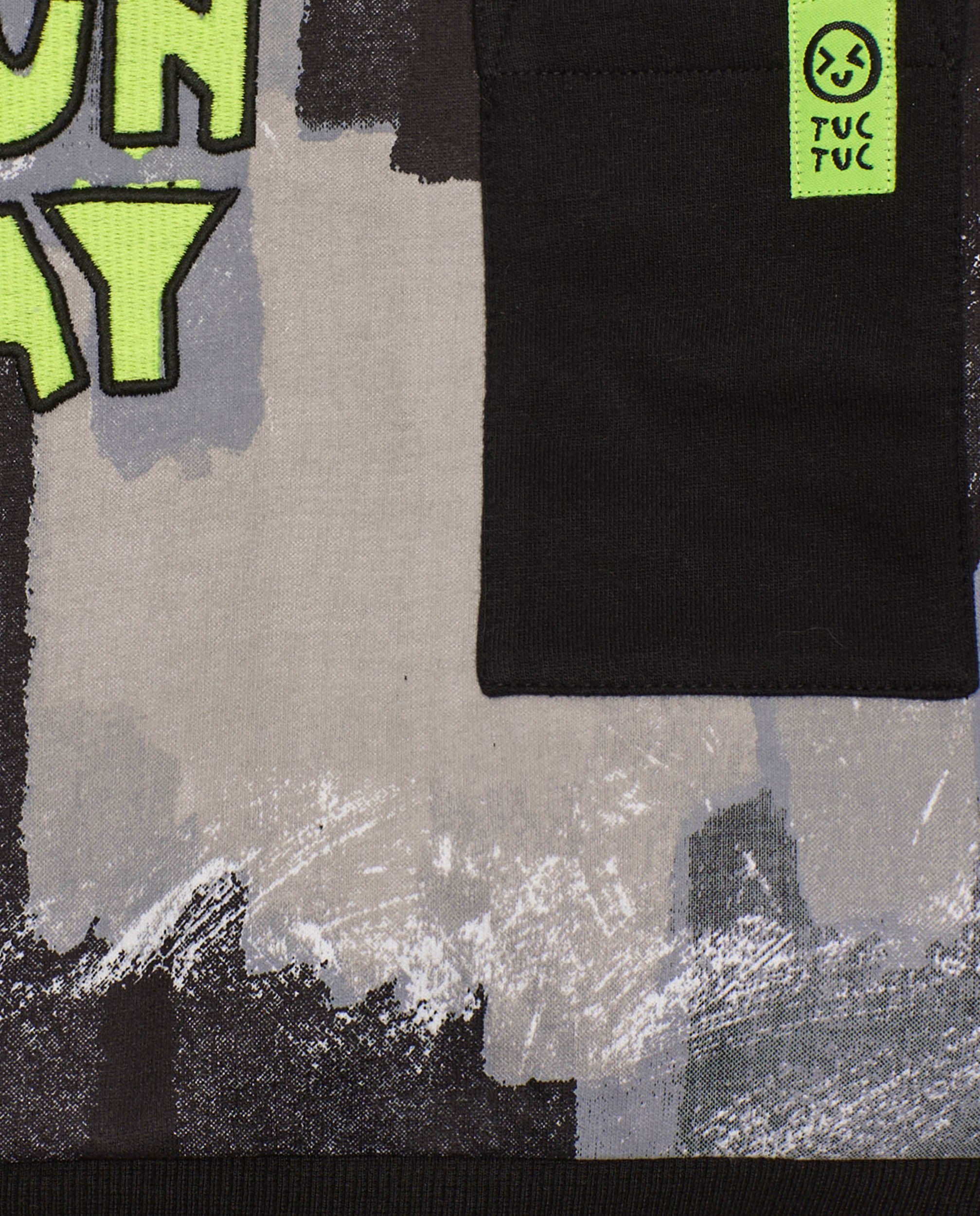Sudadera para niño en negro con estampado gris y texto flúor