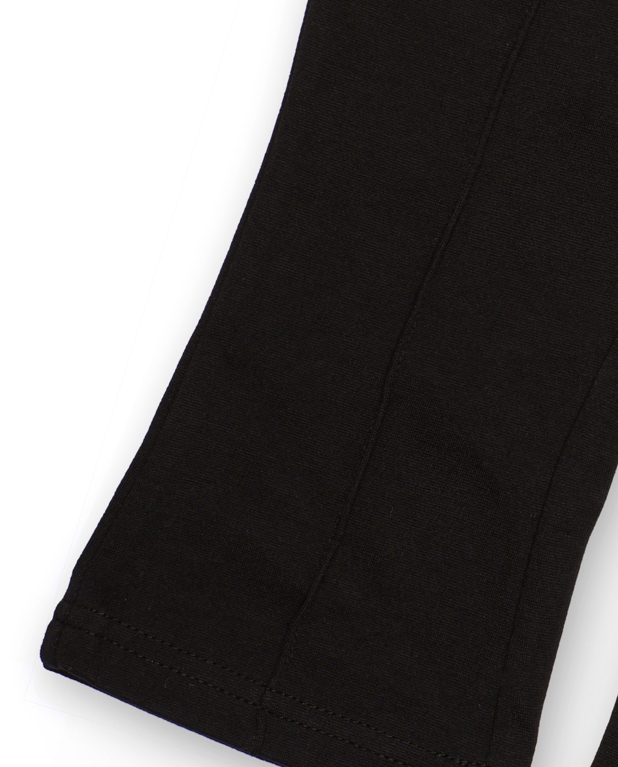 Pantalón niña en negro acampanado con bolsillos traseros