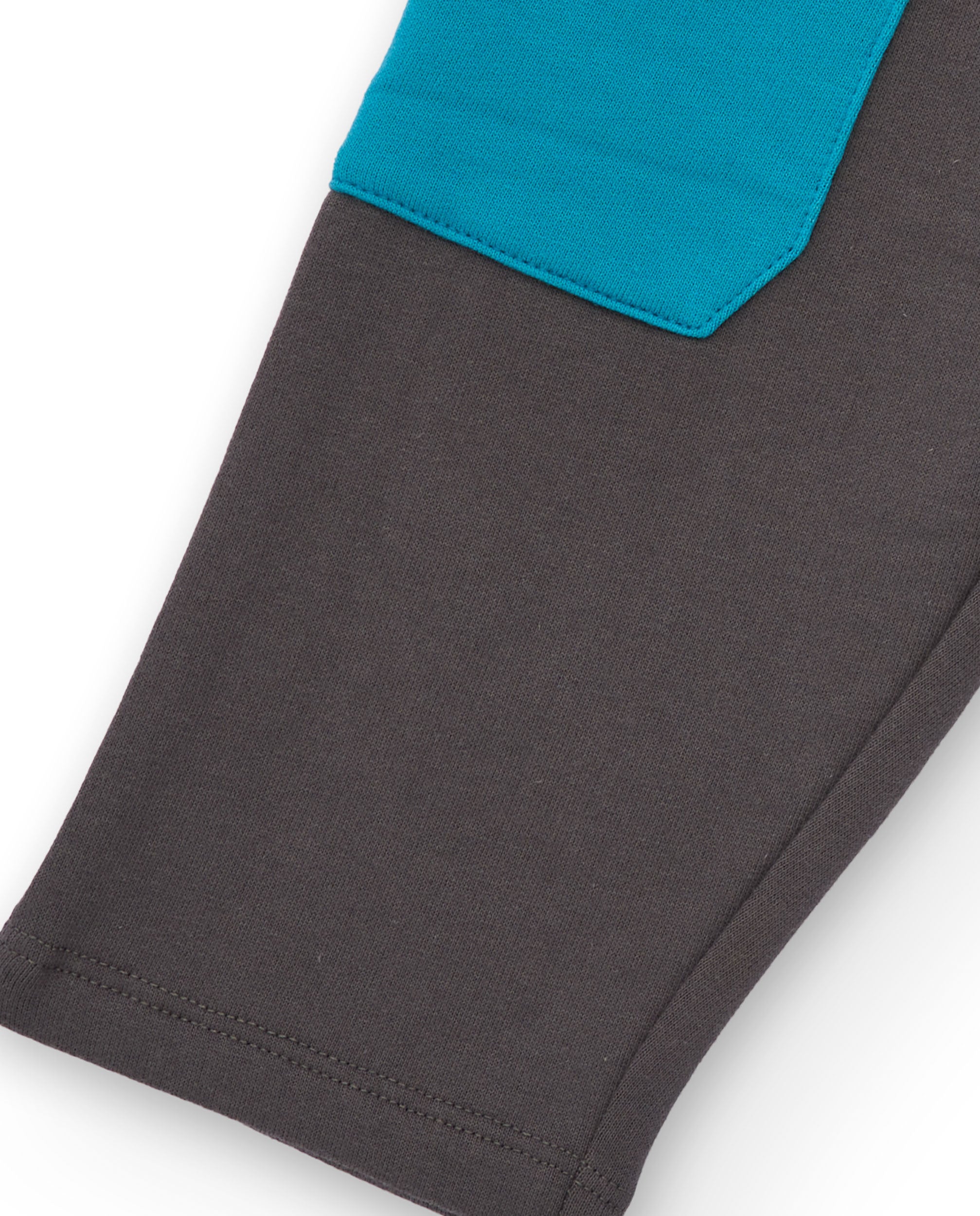 Pantalón largo de felpa para niño en gris con bolsillo azul