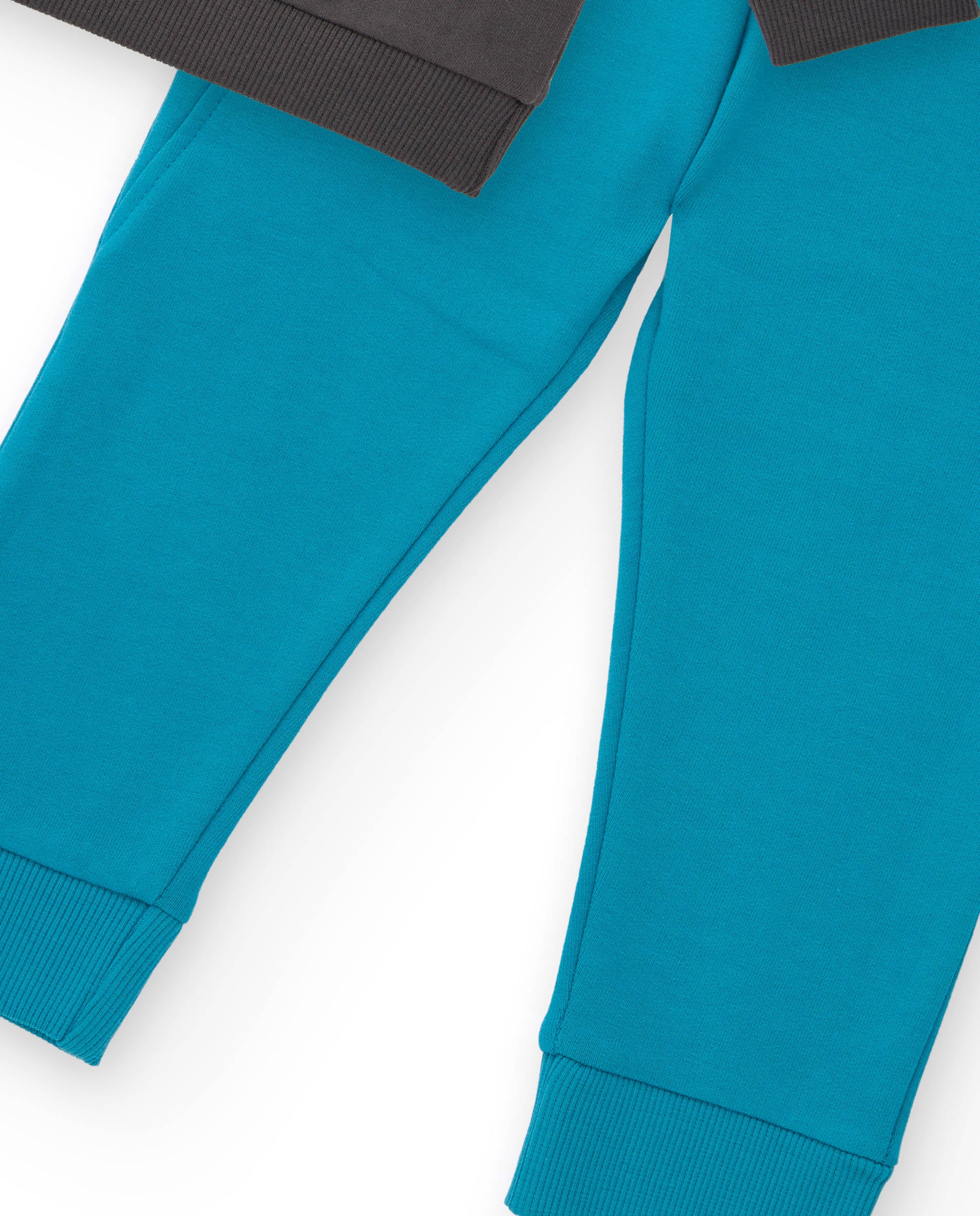Conjunto de sudadera y pantalón para niño en gris y azul con