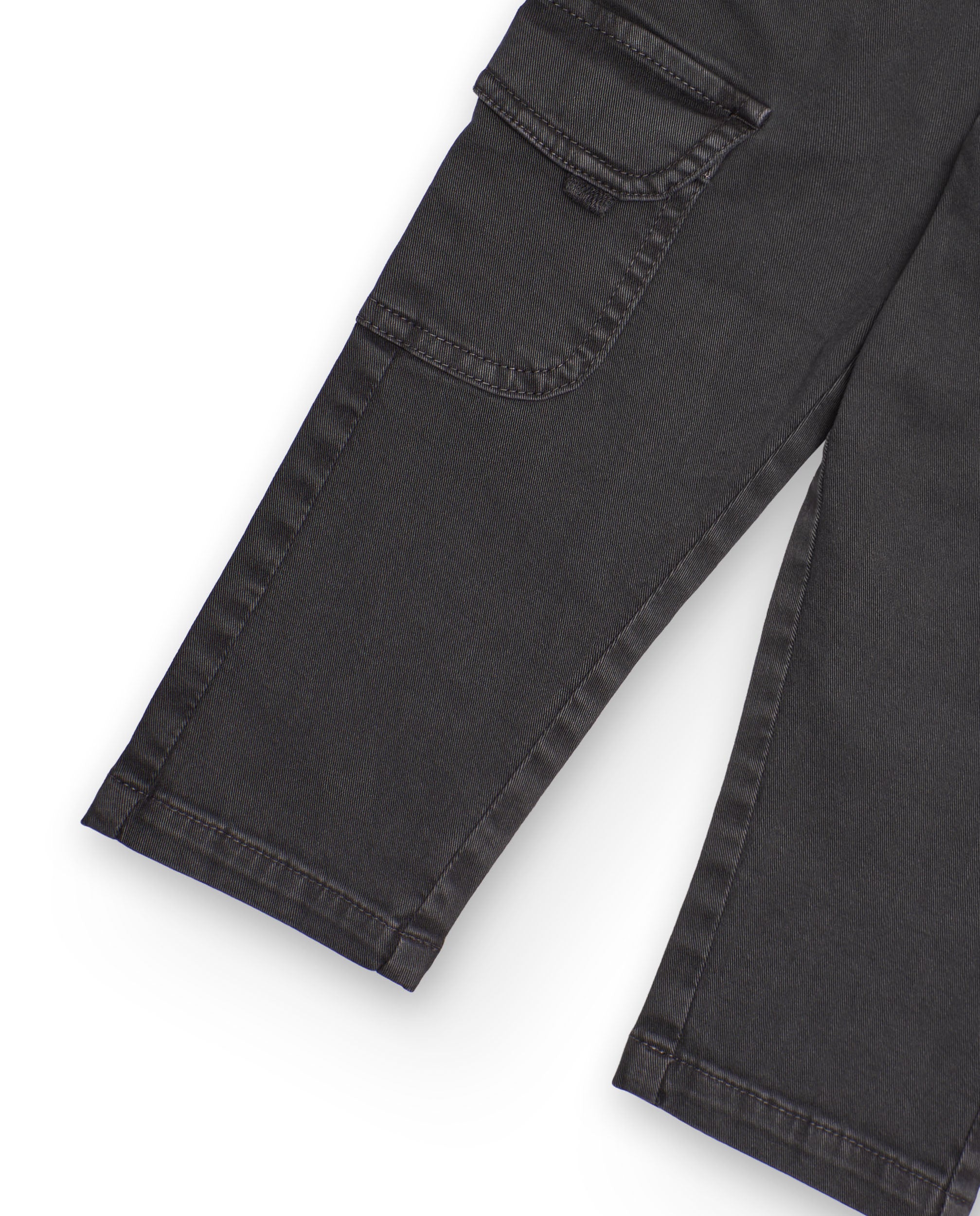 Pantalón cargo para niño en color gris oscuro con bolsillos