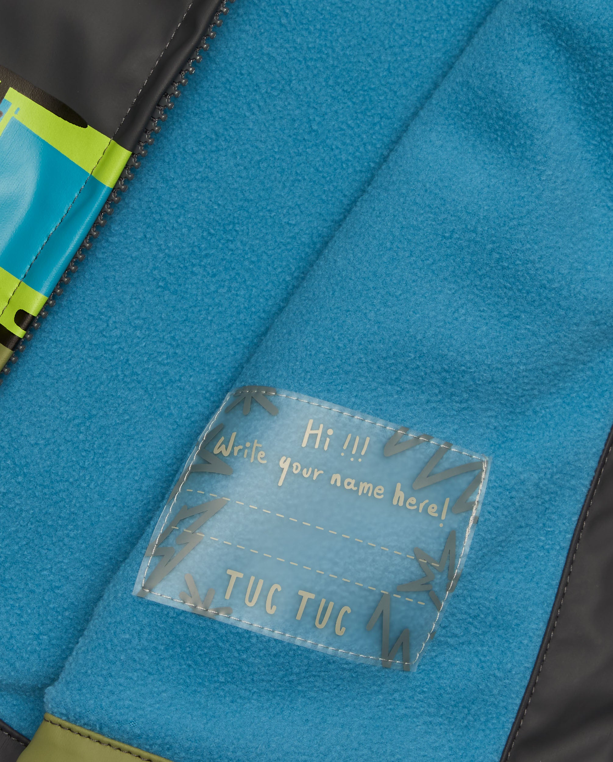 Chubasquero para niño en negro con capucha y estampado de