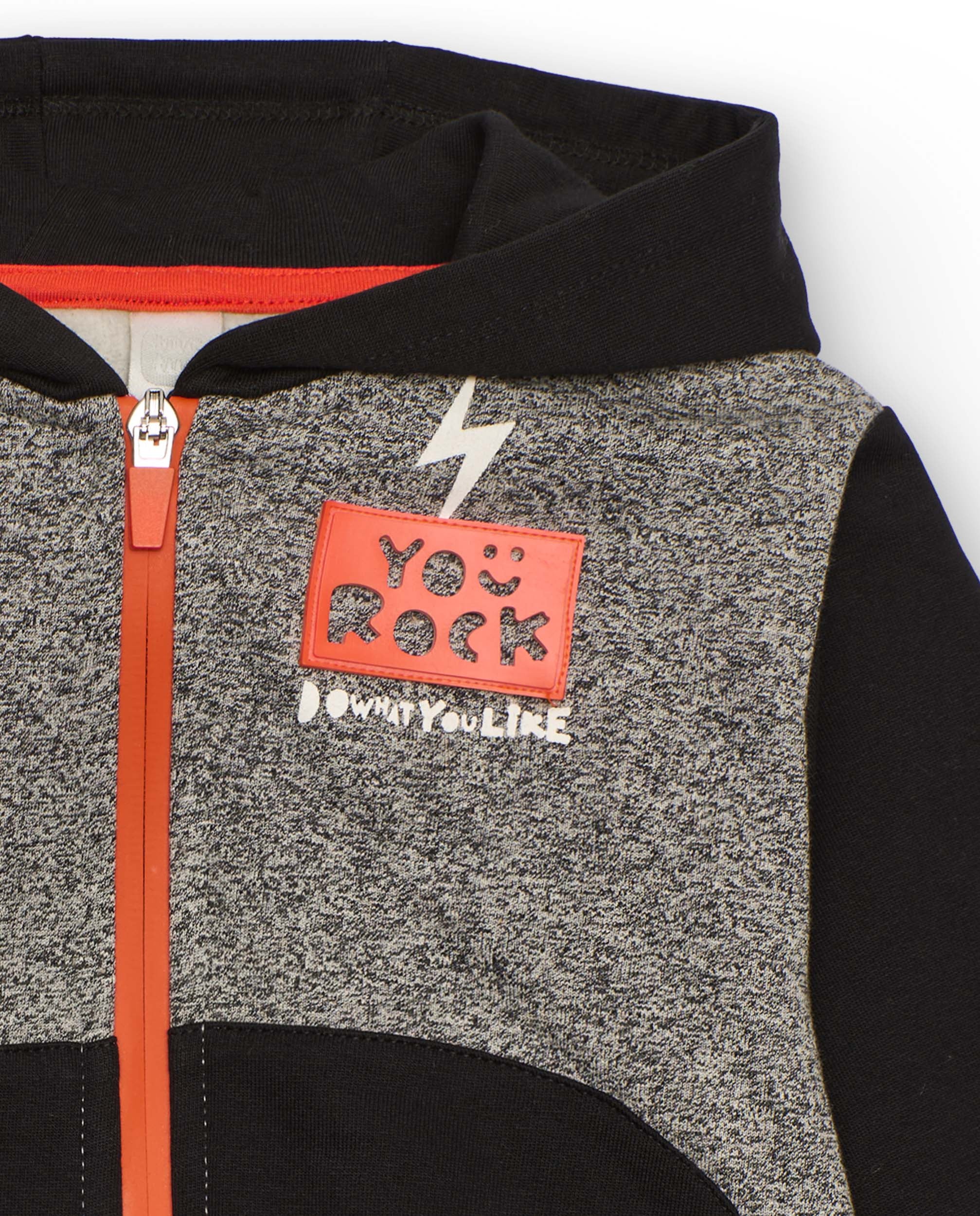 Sudadera con capucha para niño en gris vigoré con detalles en