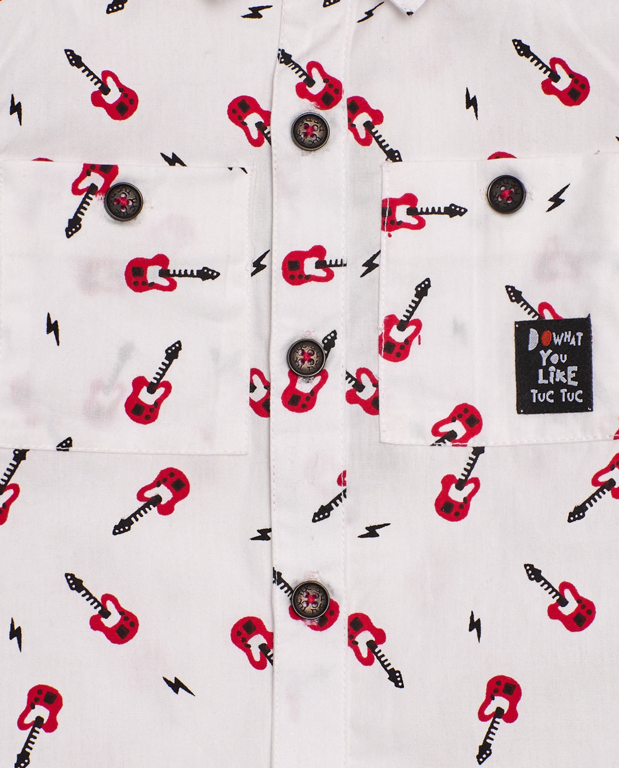 Camisa de niño en blanco con estampado de guitarras