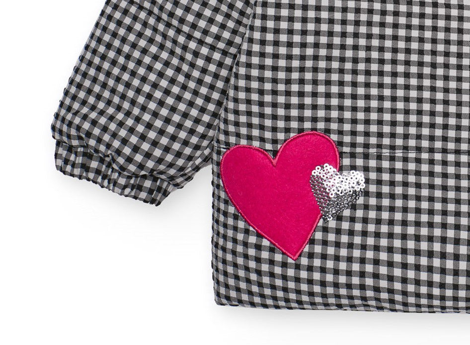 Abrigo de niña en vichy negro con detalle de corazones