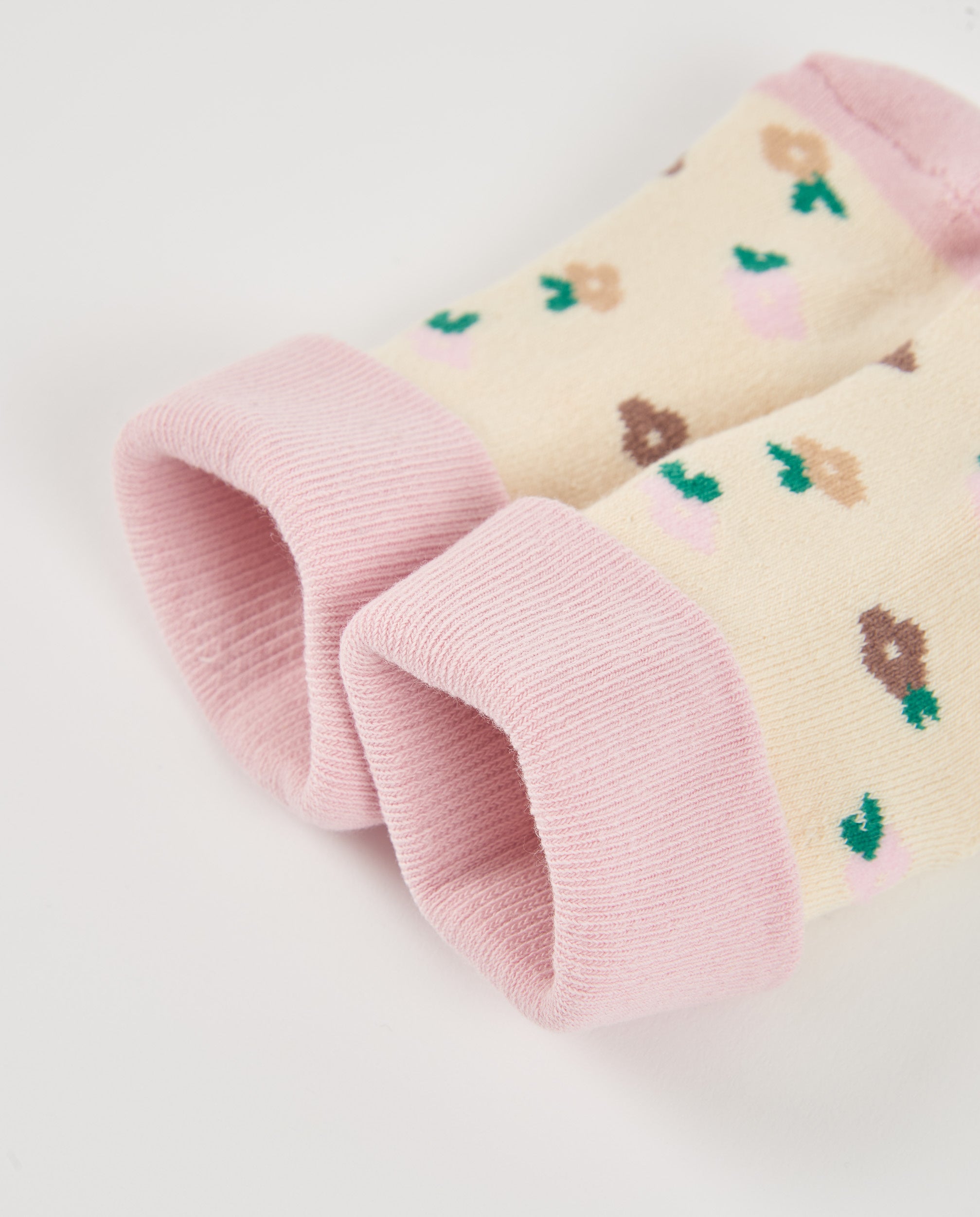 Calcetines para recién nacido en tonos crema y rosa con