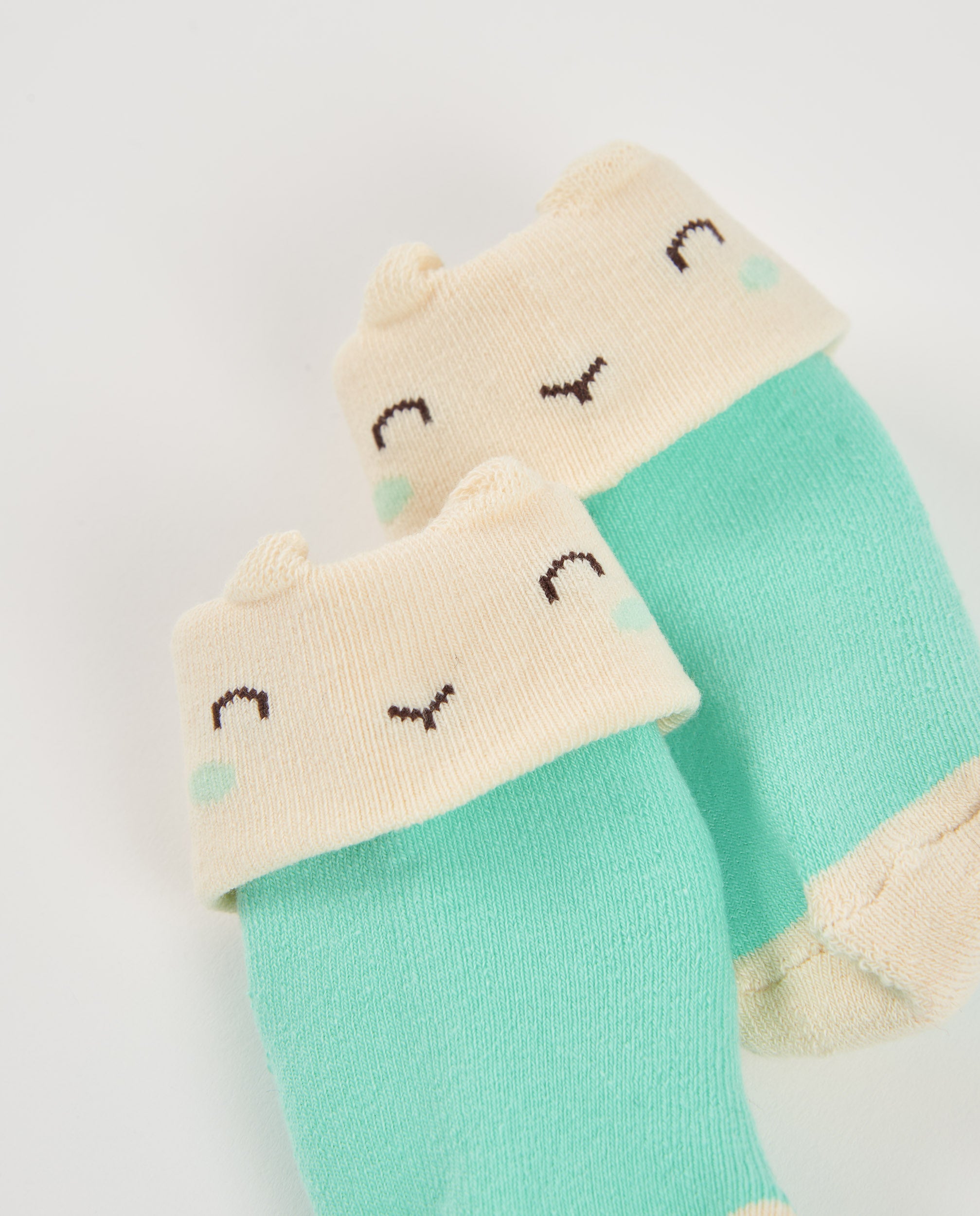 Calcetines para recién nacido en verde y crema con diseño de