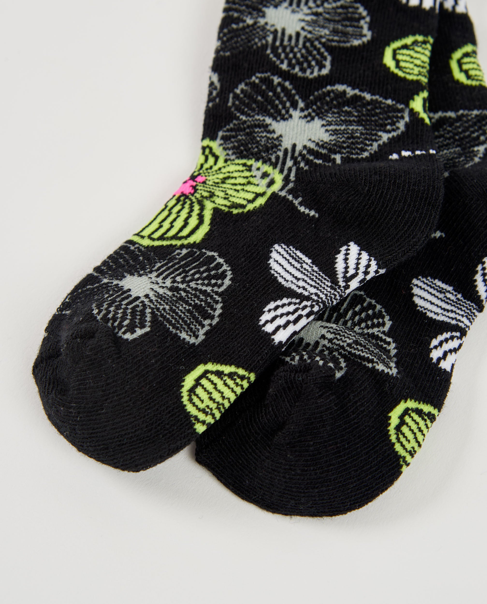 Calcetines para niña en negro con flores grandes en verde y
