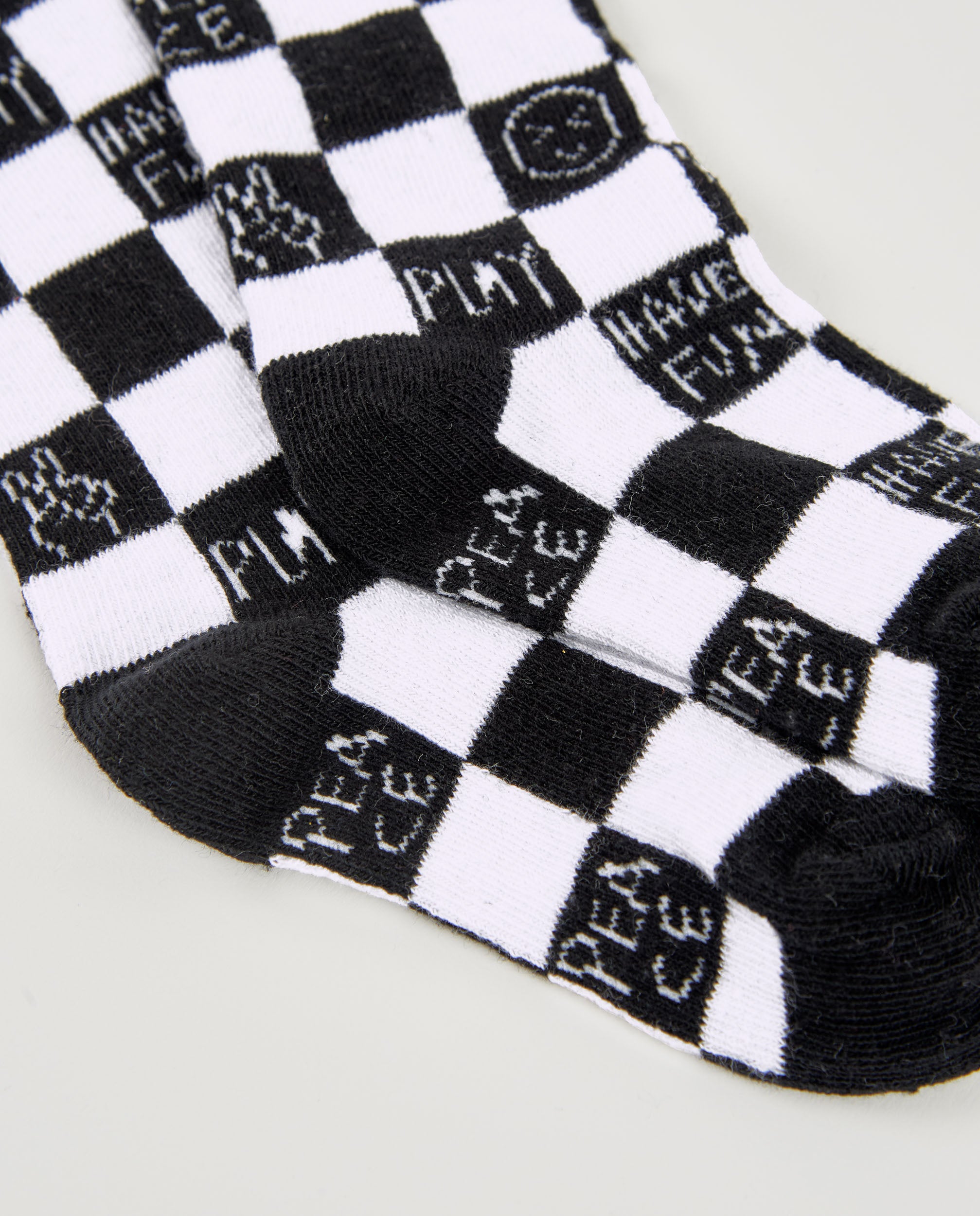 Calcetines para niño en blanco y negro con diseño de cuadros y