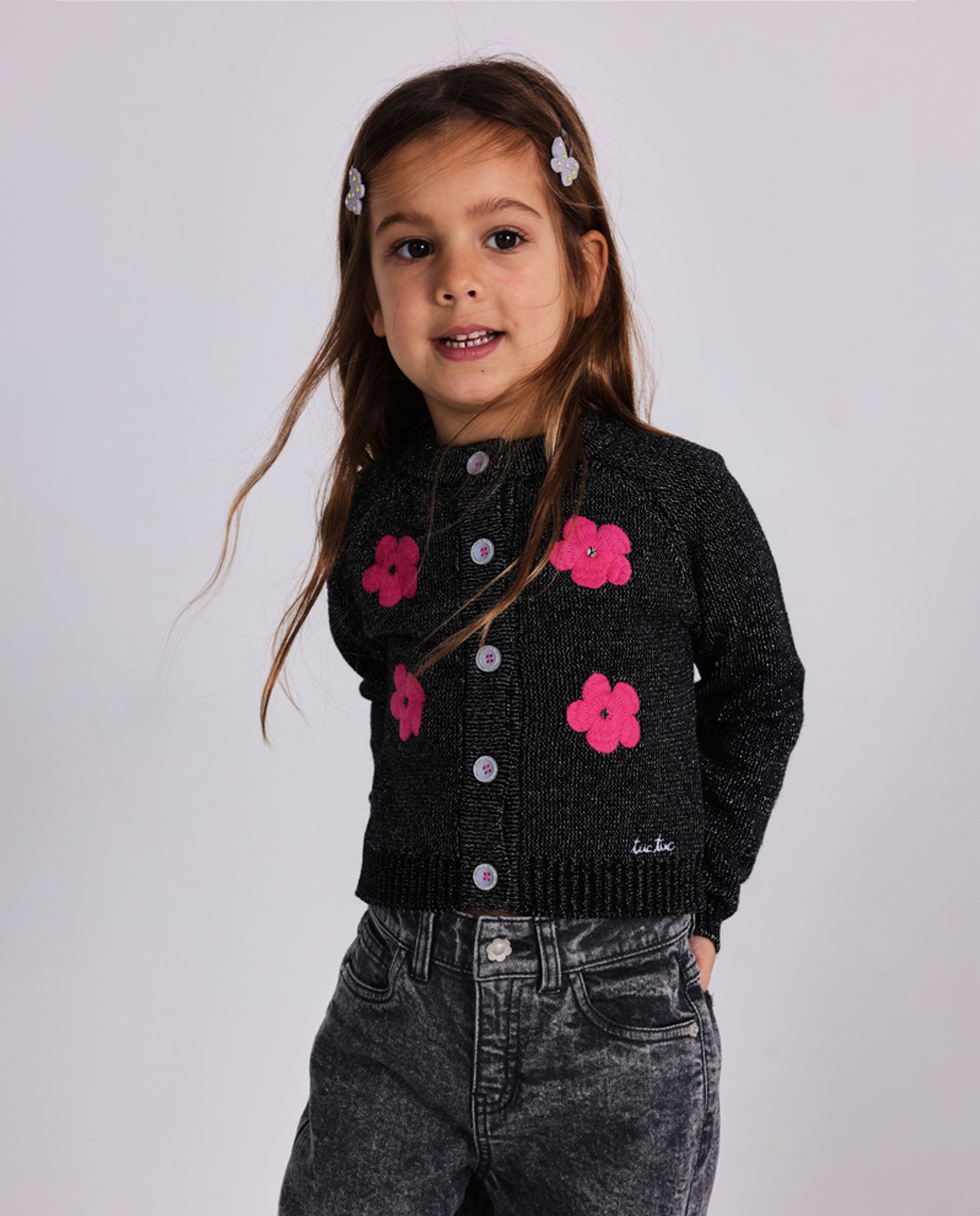 Chaqueta de punto para niña en negro con flores fucsias