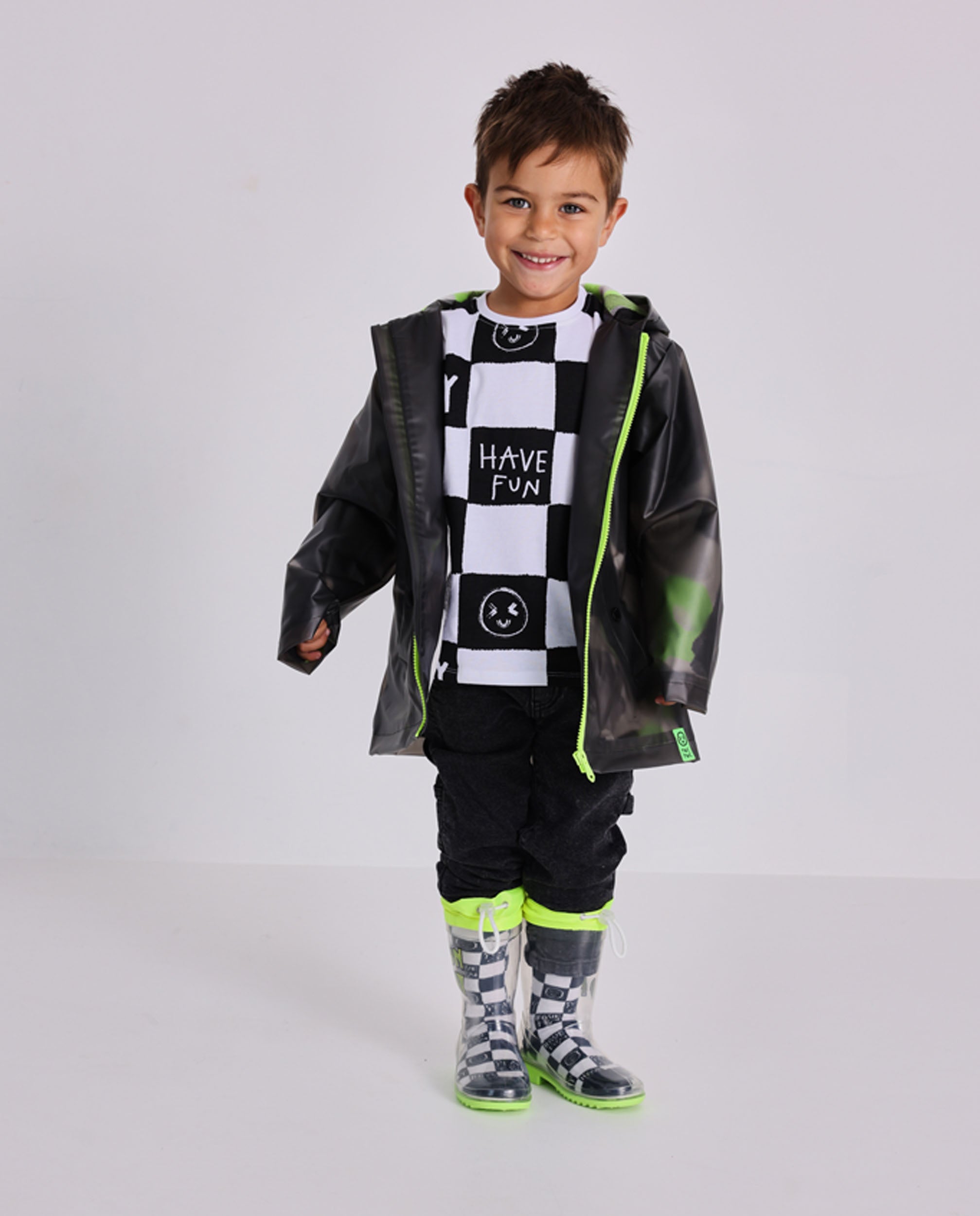 Pantalón cargo para niño en negro lavado con múltiples bolsillos