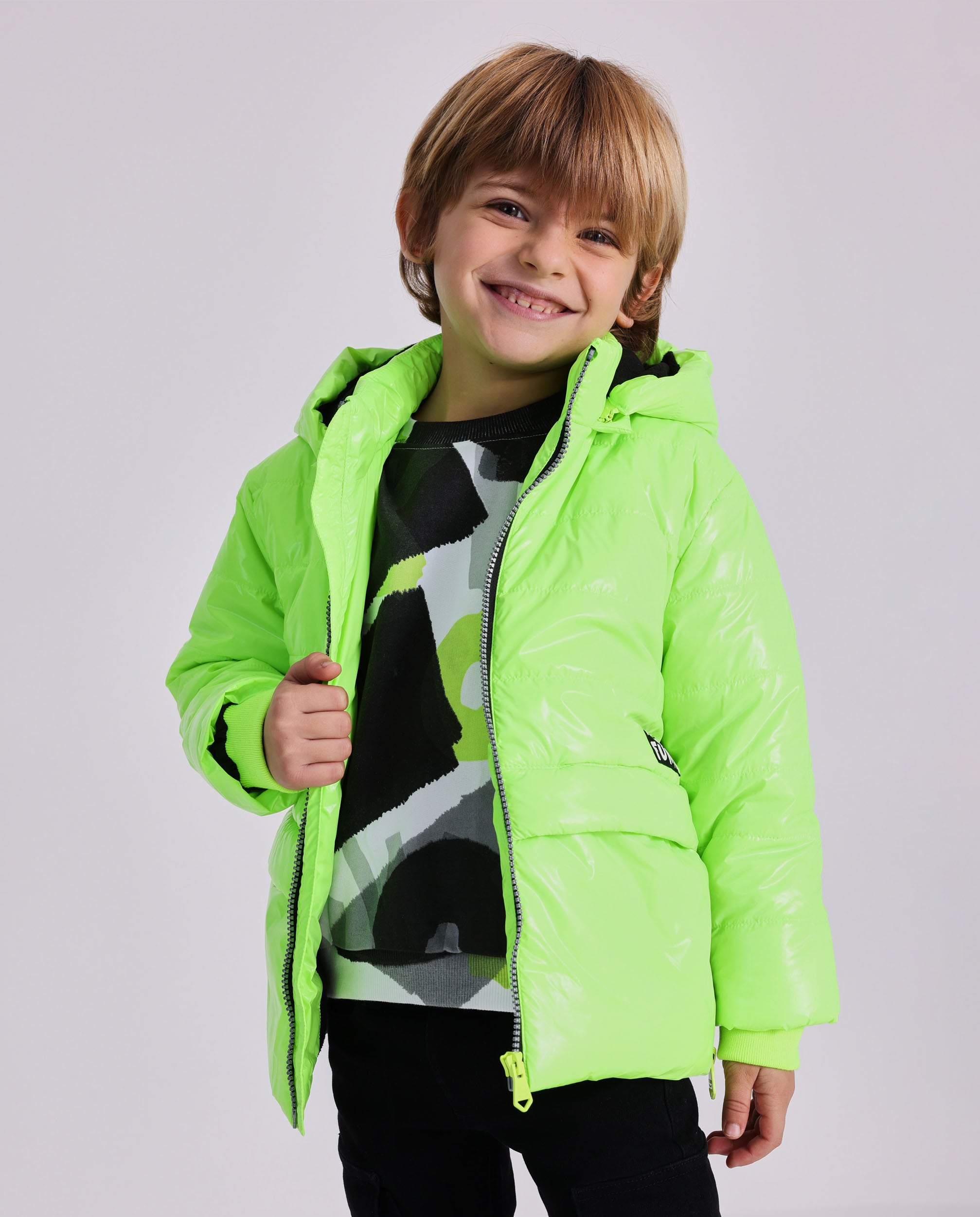 Cazadora para niño en verde flúor con mensaje gráfico
