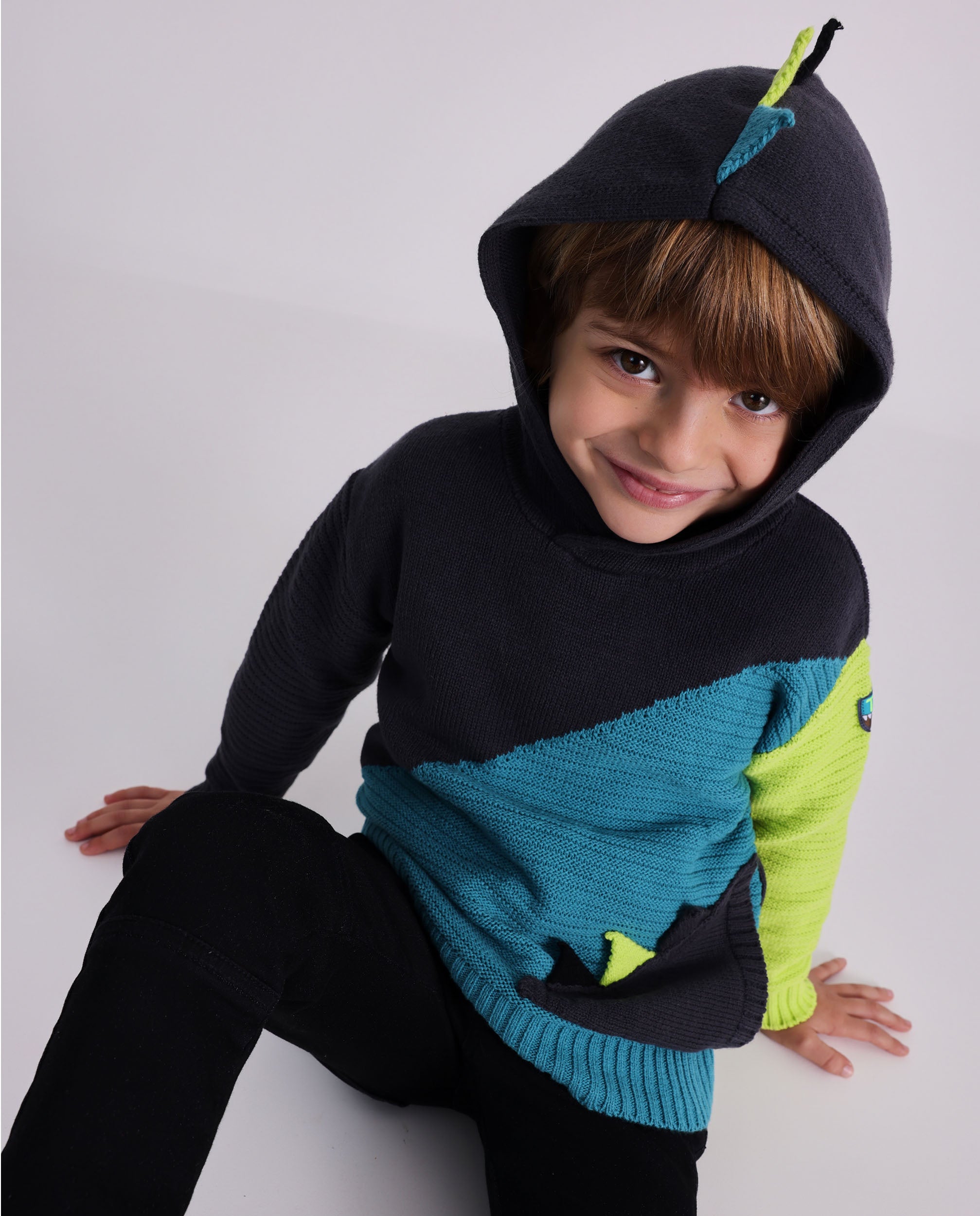 Jersey de punto con capucha para niño en azul, verde y negro