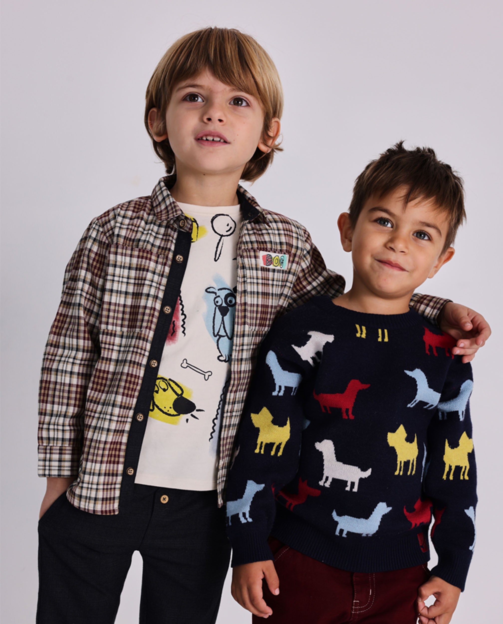 Camiseta de niño manga larga color beige con estampado de perros