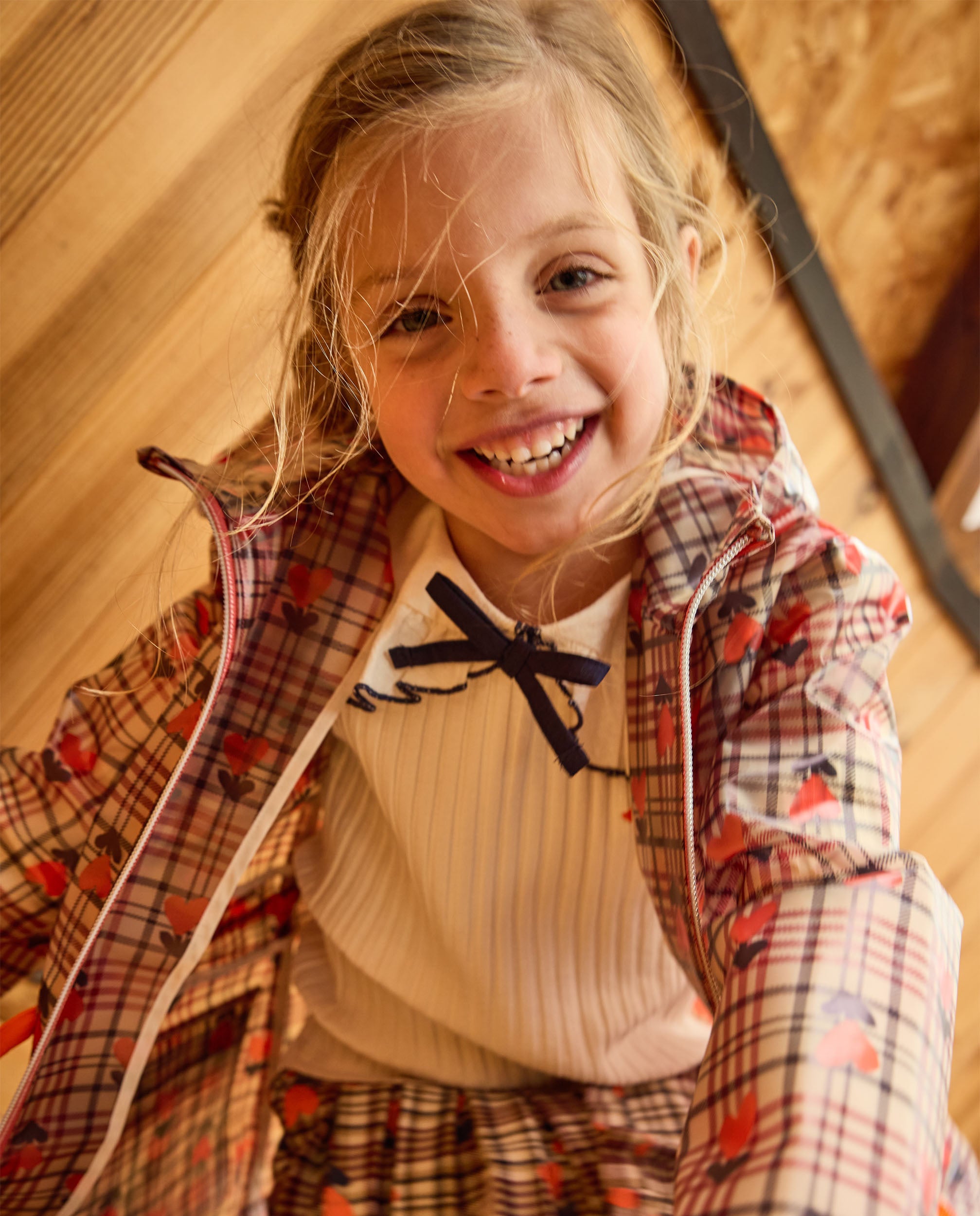 Camiseta de canalé para niña en crudo con volantes y lazo