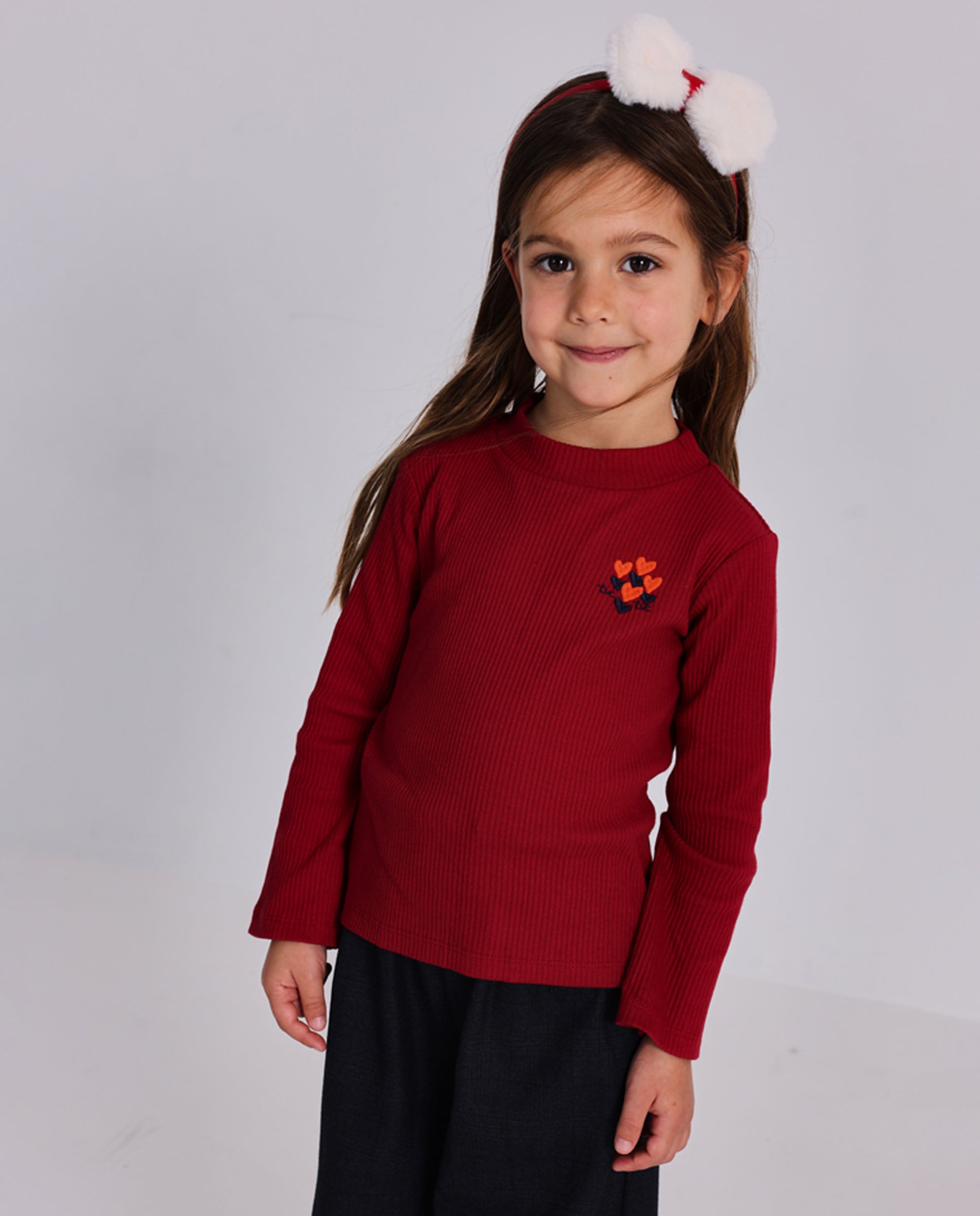 Camiseta de manga larga para niña en rojo cereza con bordado de