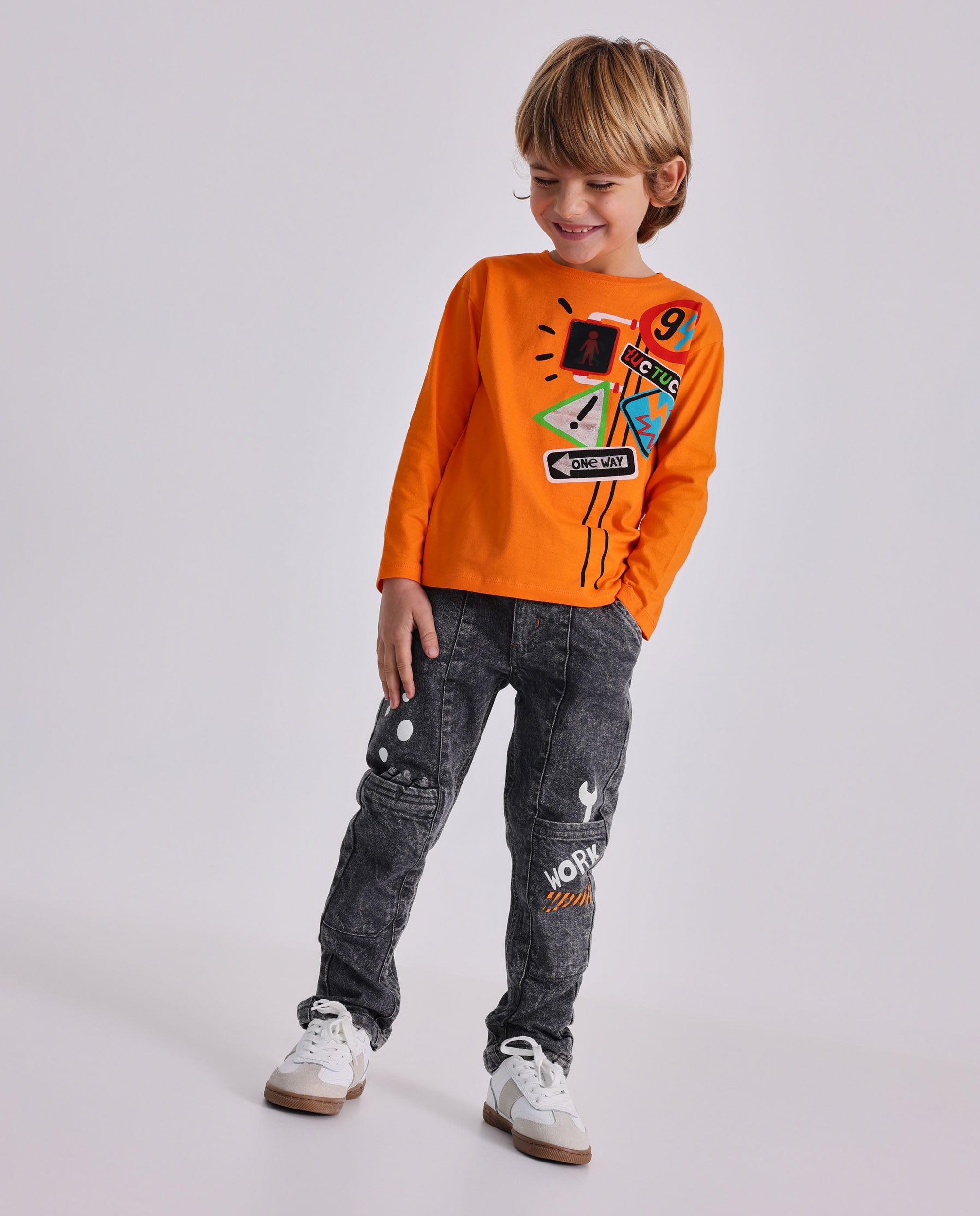 Pantalón para niño en gris lavado con estampados de herramientas