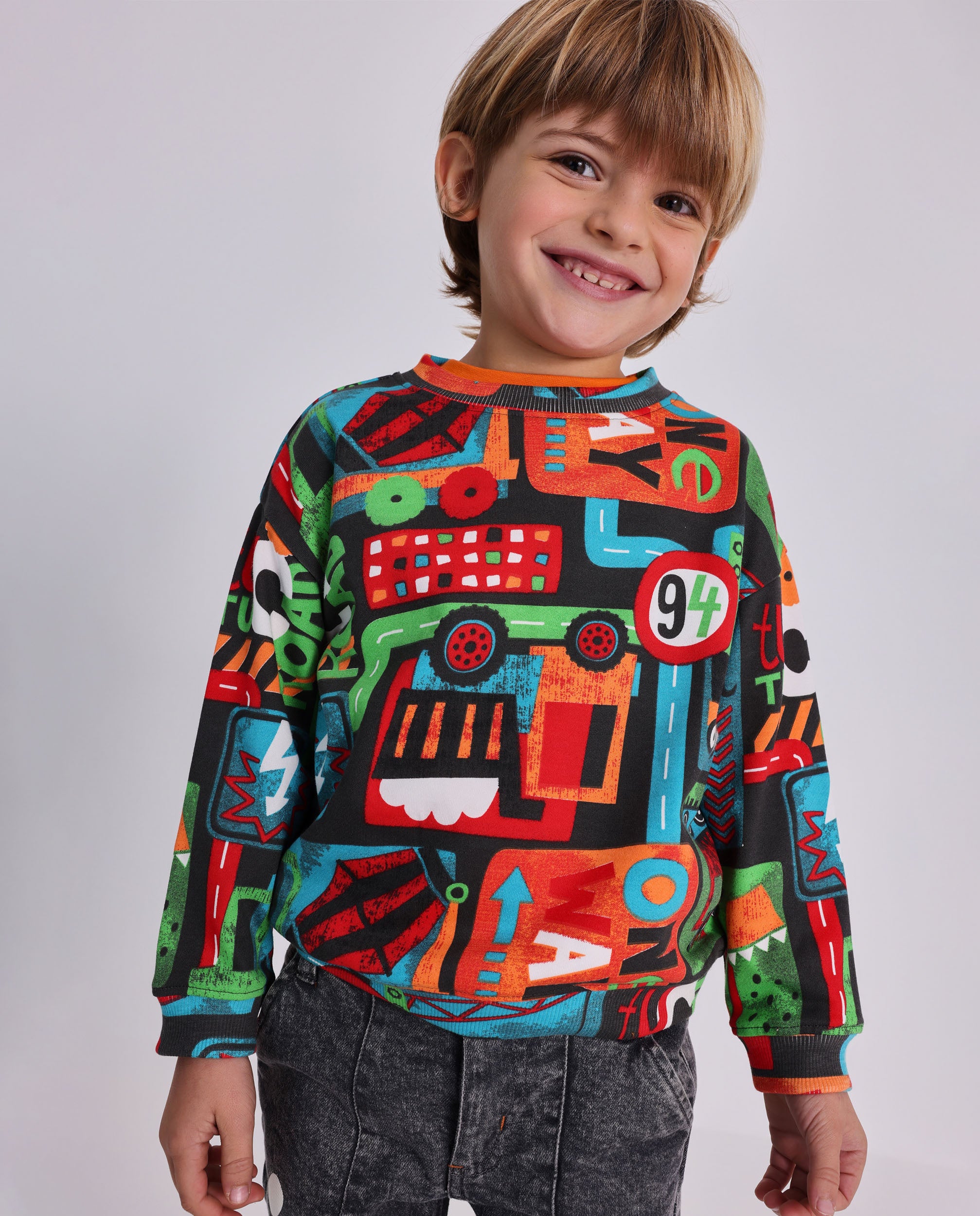 Sudadera para niño en negro con estampado multicolor de