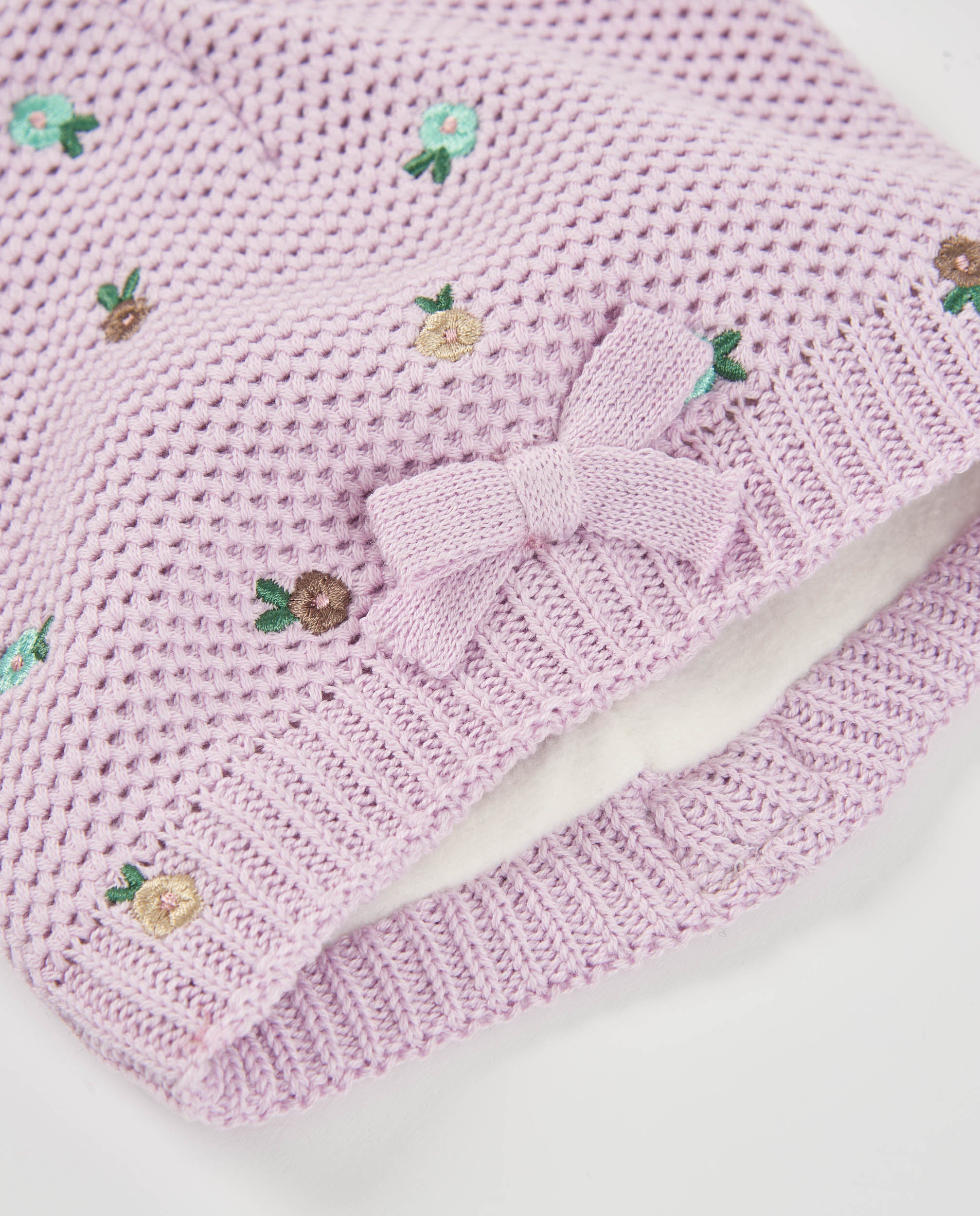 Gorro de recién nacido color lila con bordado floral