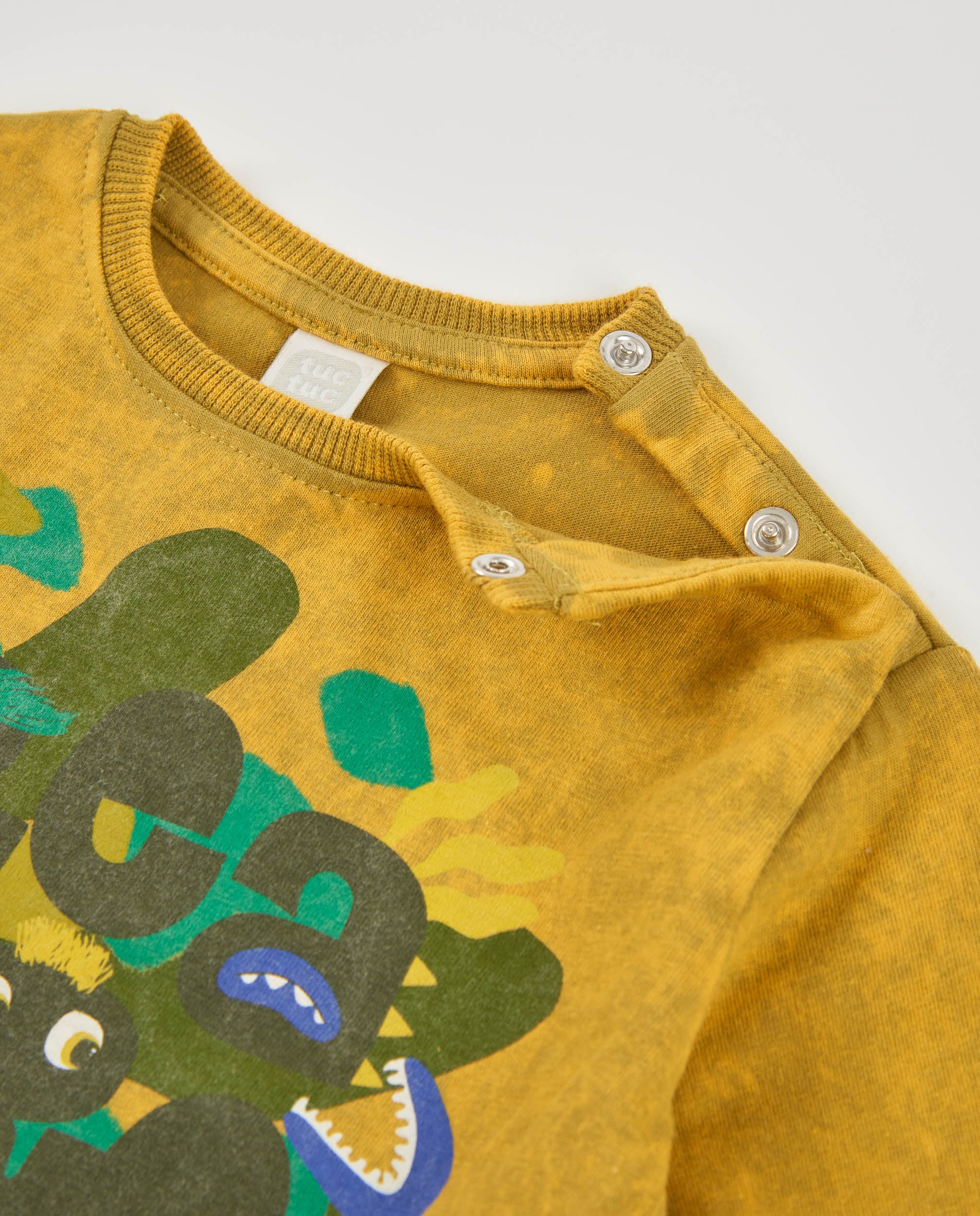 Camiseta de niño color mostaza con estampado de letras