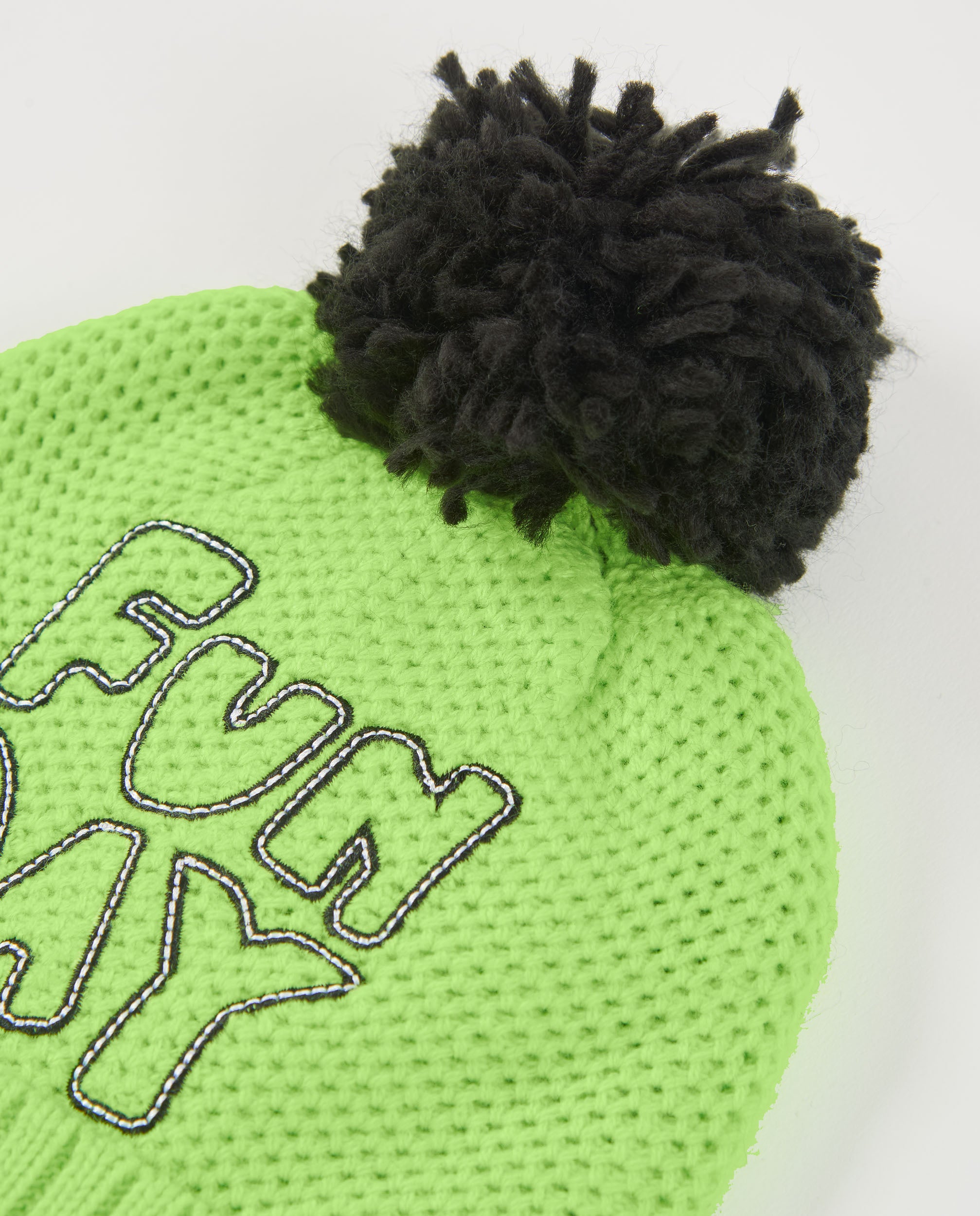 Gorro de punto para niño en verde con pompón y bordado