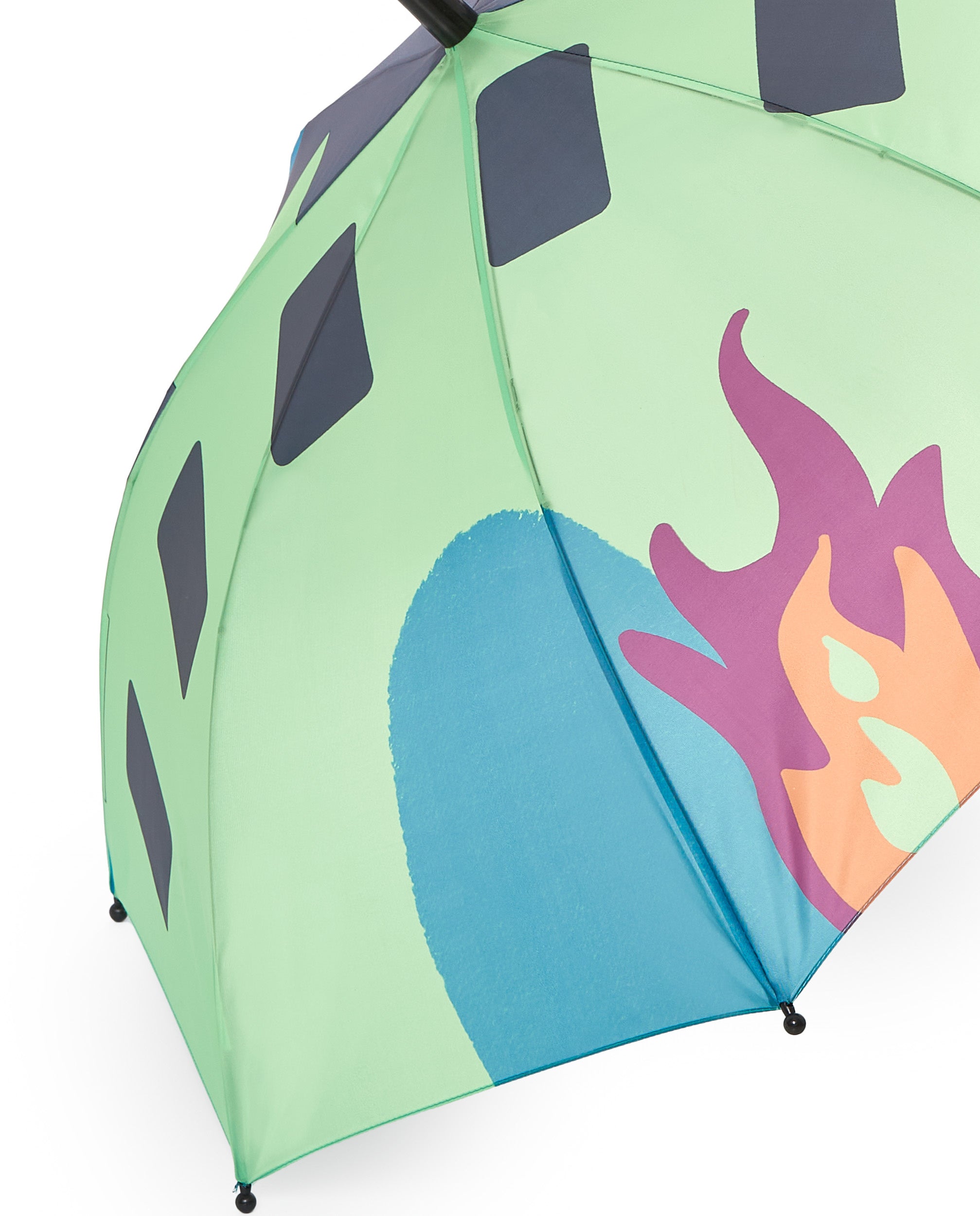 Paraguas de niño color verde con estampado de llamas y ventanas