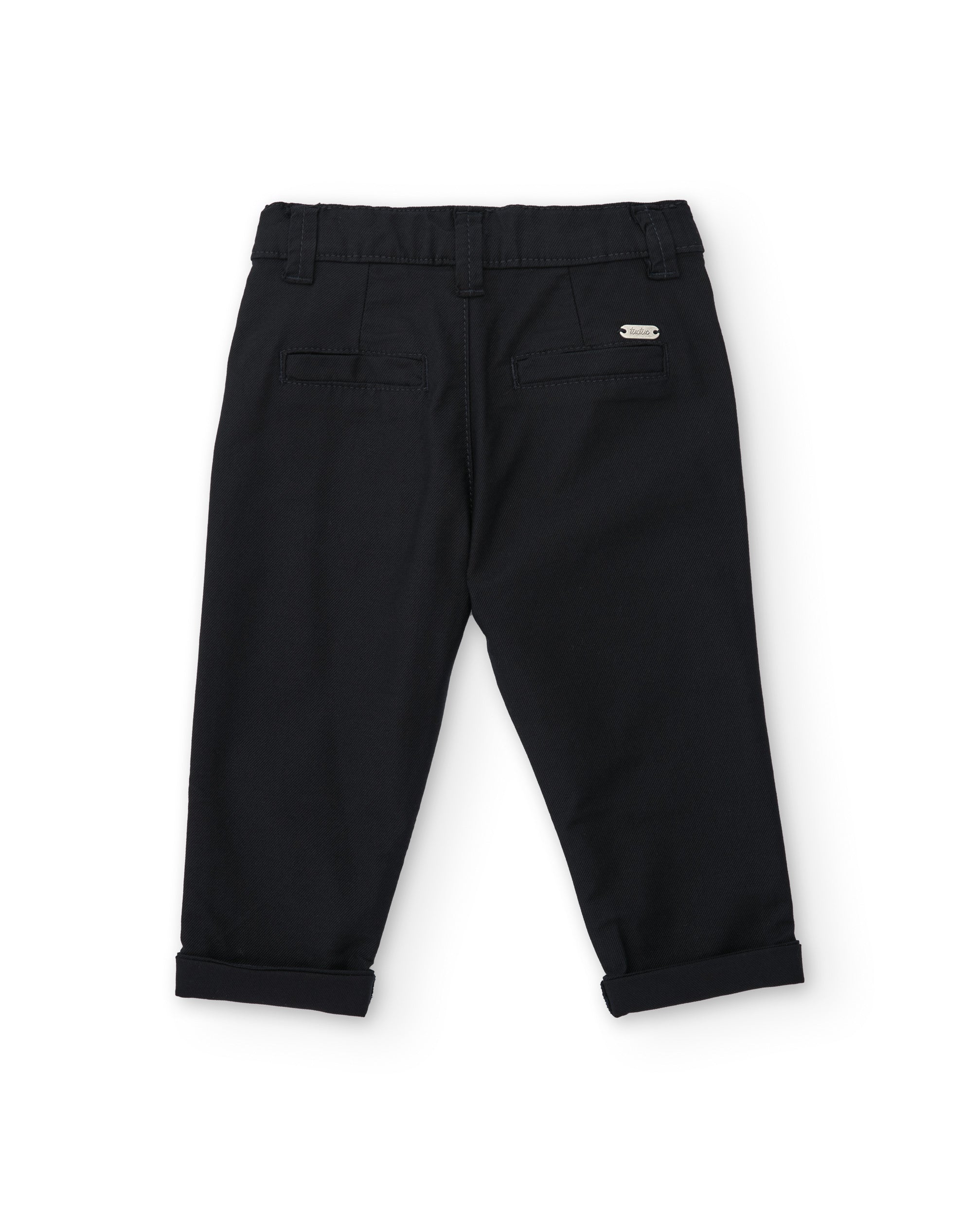 Pantalón de niño color negro con bolsillos y vuelta en el bajo