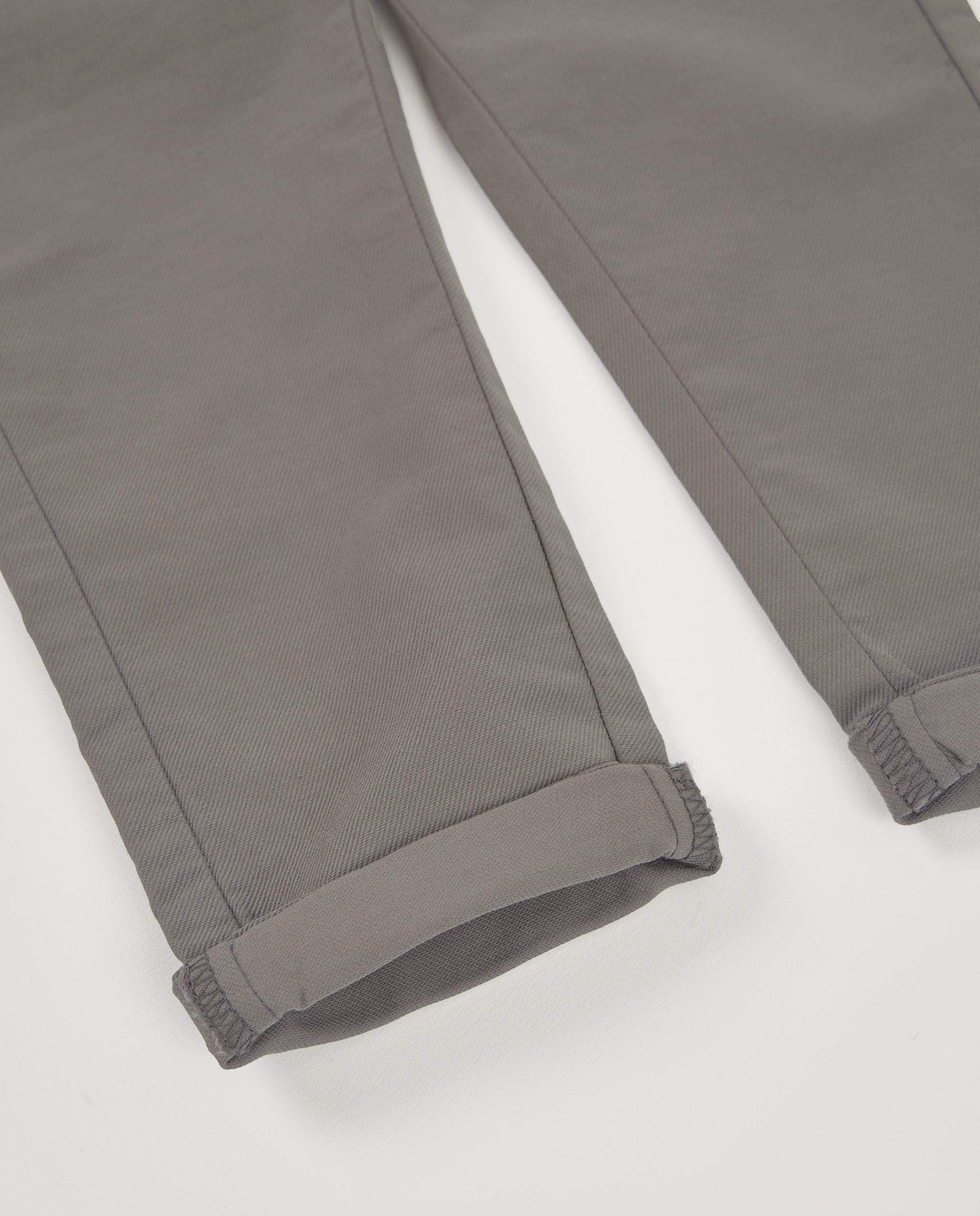 Pantalón de niño color gris con bolsillos y vuelta en el bajo