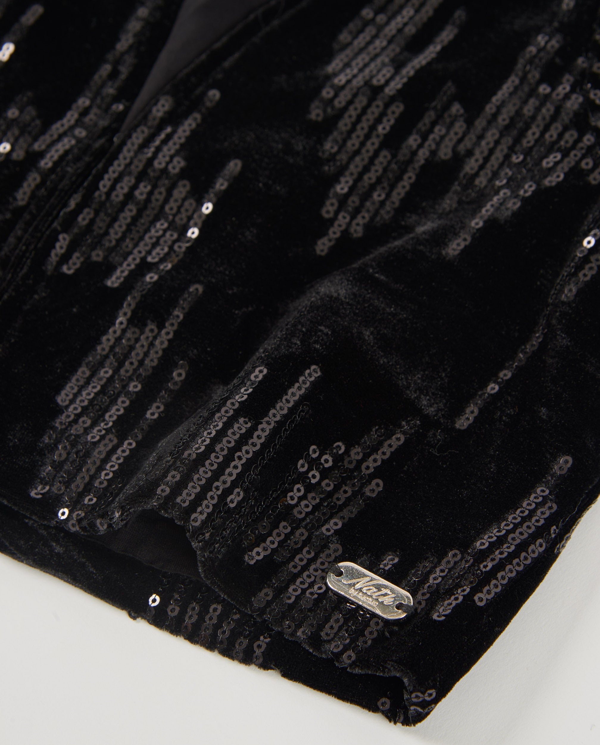 Chaqueta corta de niña en terciopelo negro con detalles de