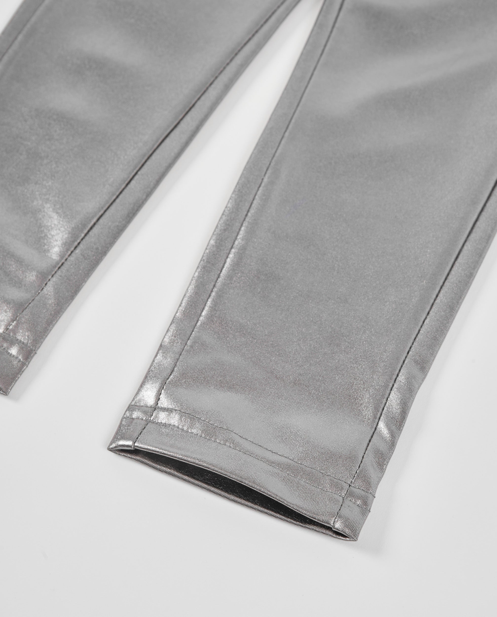 Pantalón de niña plateado con efecto metalizado y bolsillos