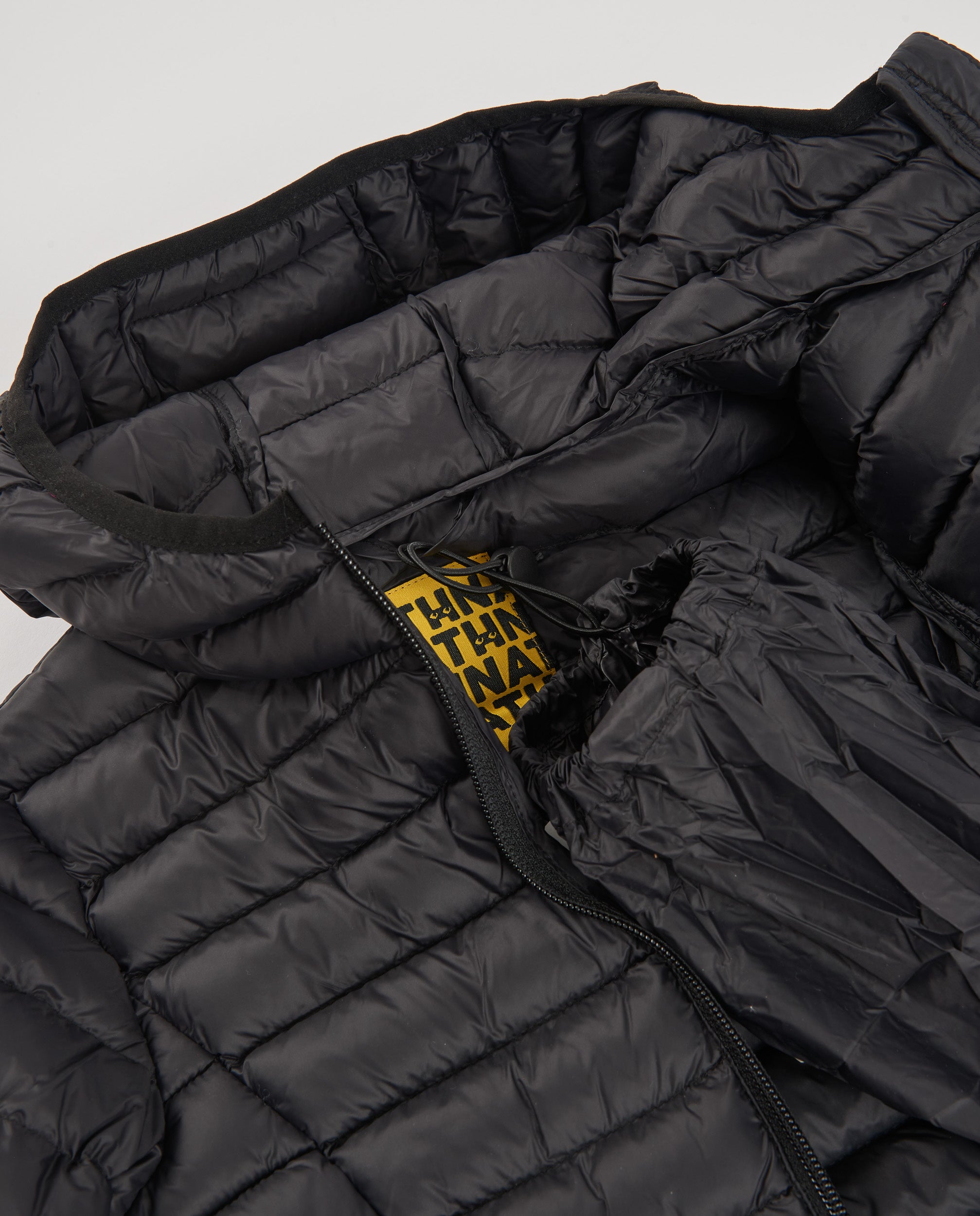Chaqueta acolchada de niño color negro con capucha y cierre de
