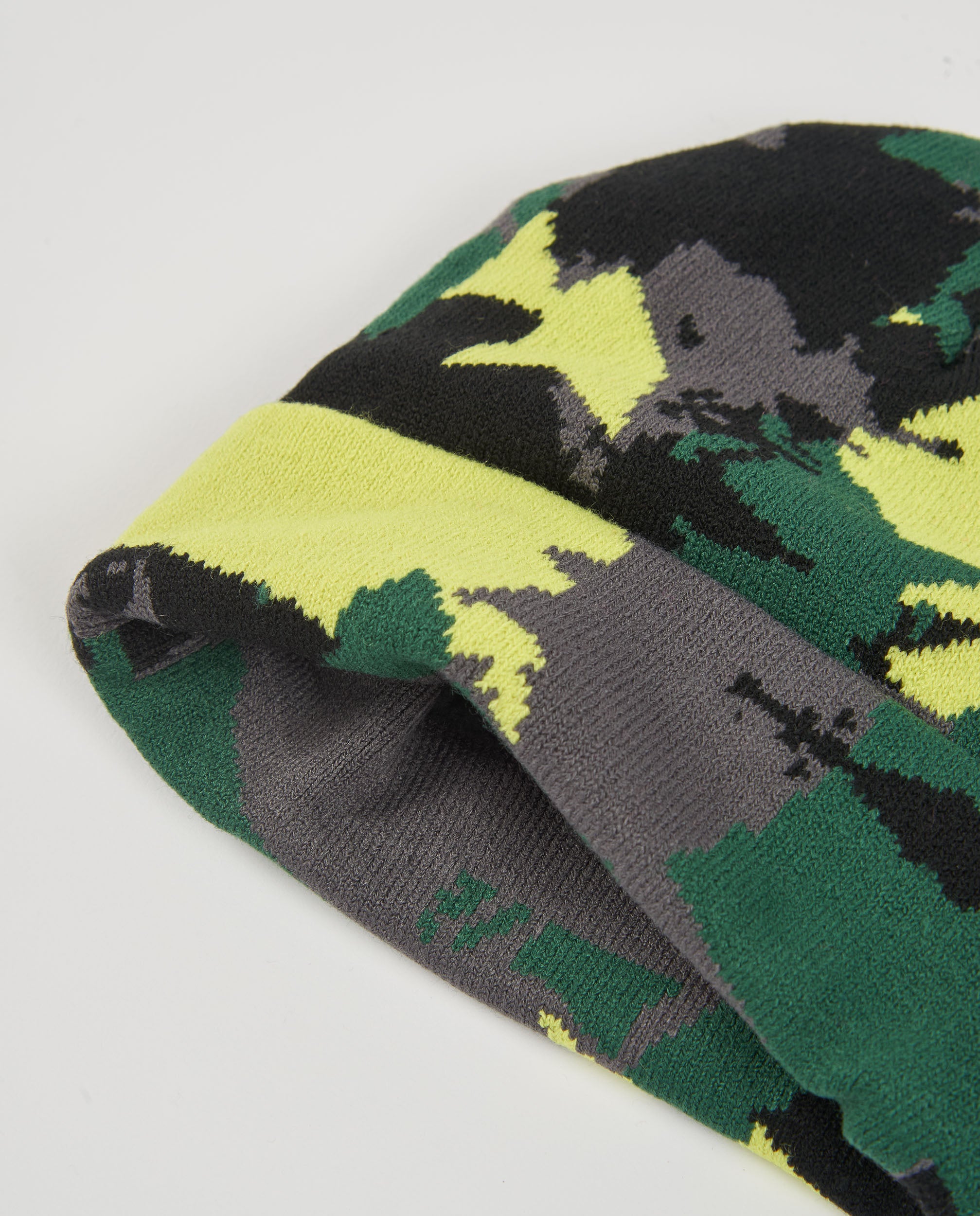 Set de niño con gorro y braga de punto en estampado camuflaje