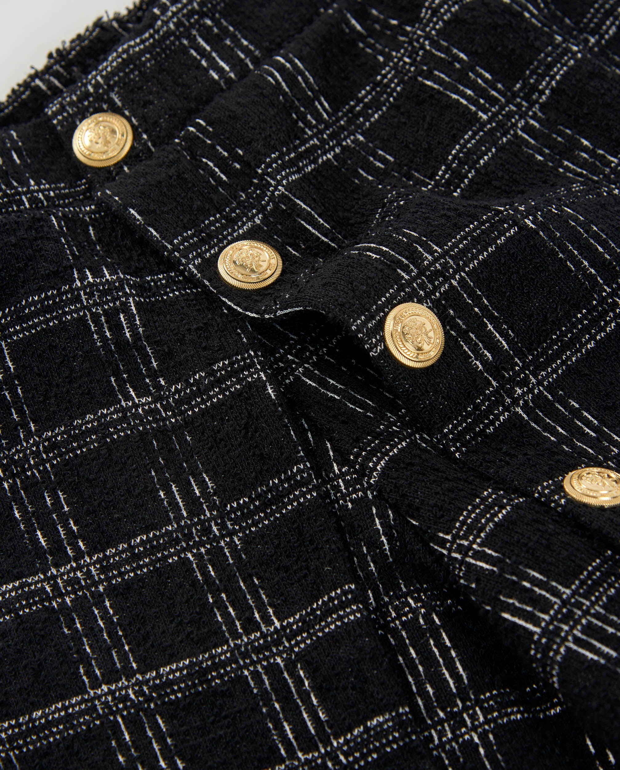Short de niña en tweed negro con cuadros y botones dorados