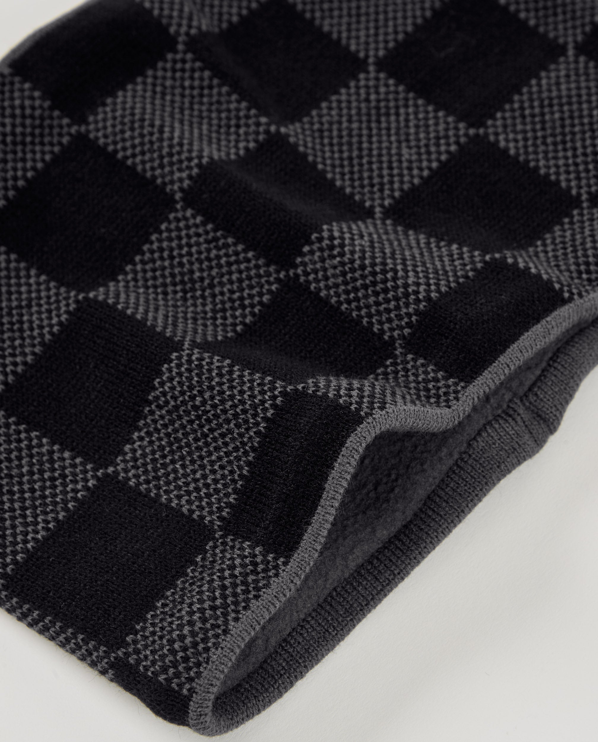 Set de gorro y braga de punto en cuadros negros y grises