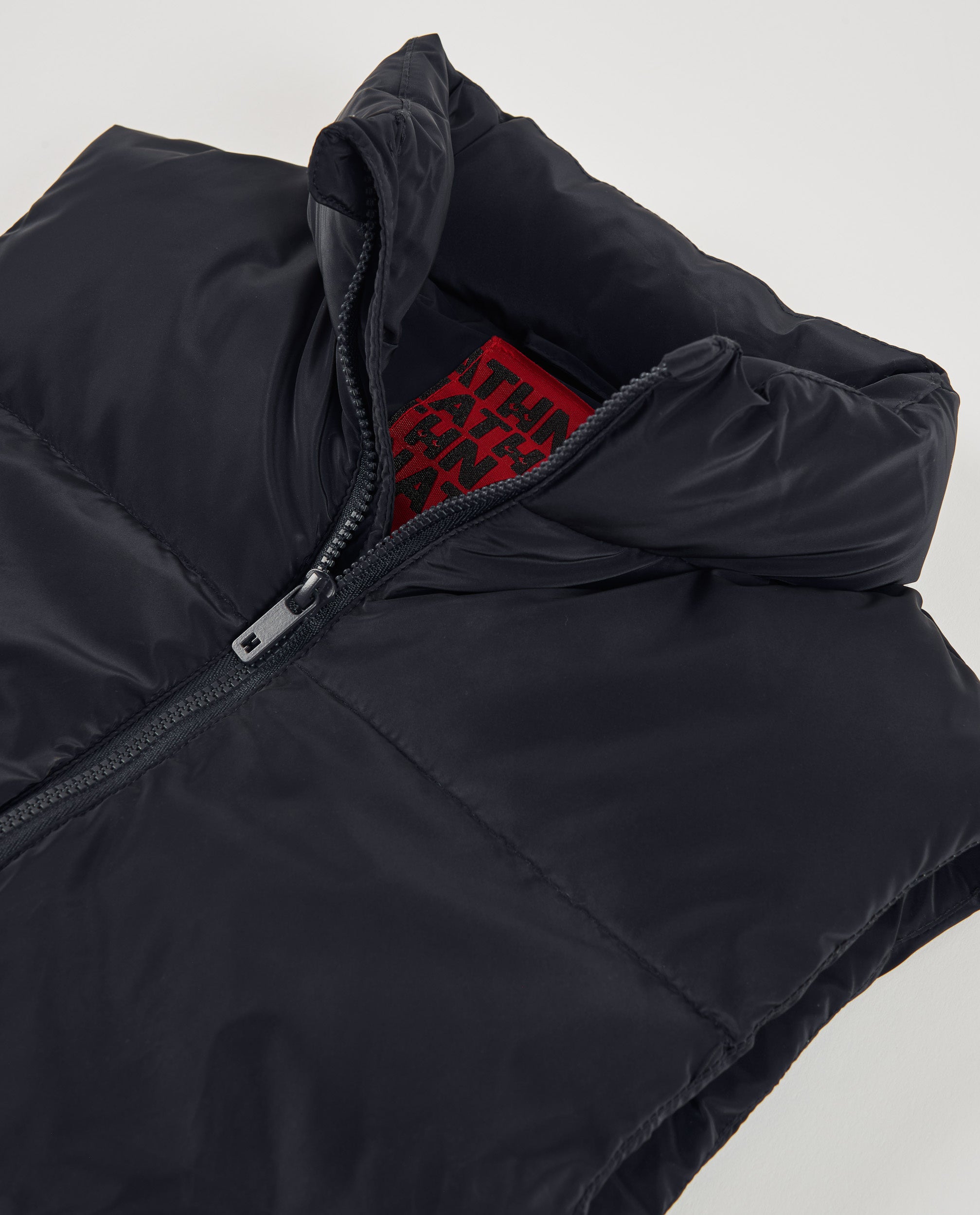 Chaleco acolchado de niño color negro con cierre de cremallera