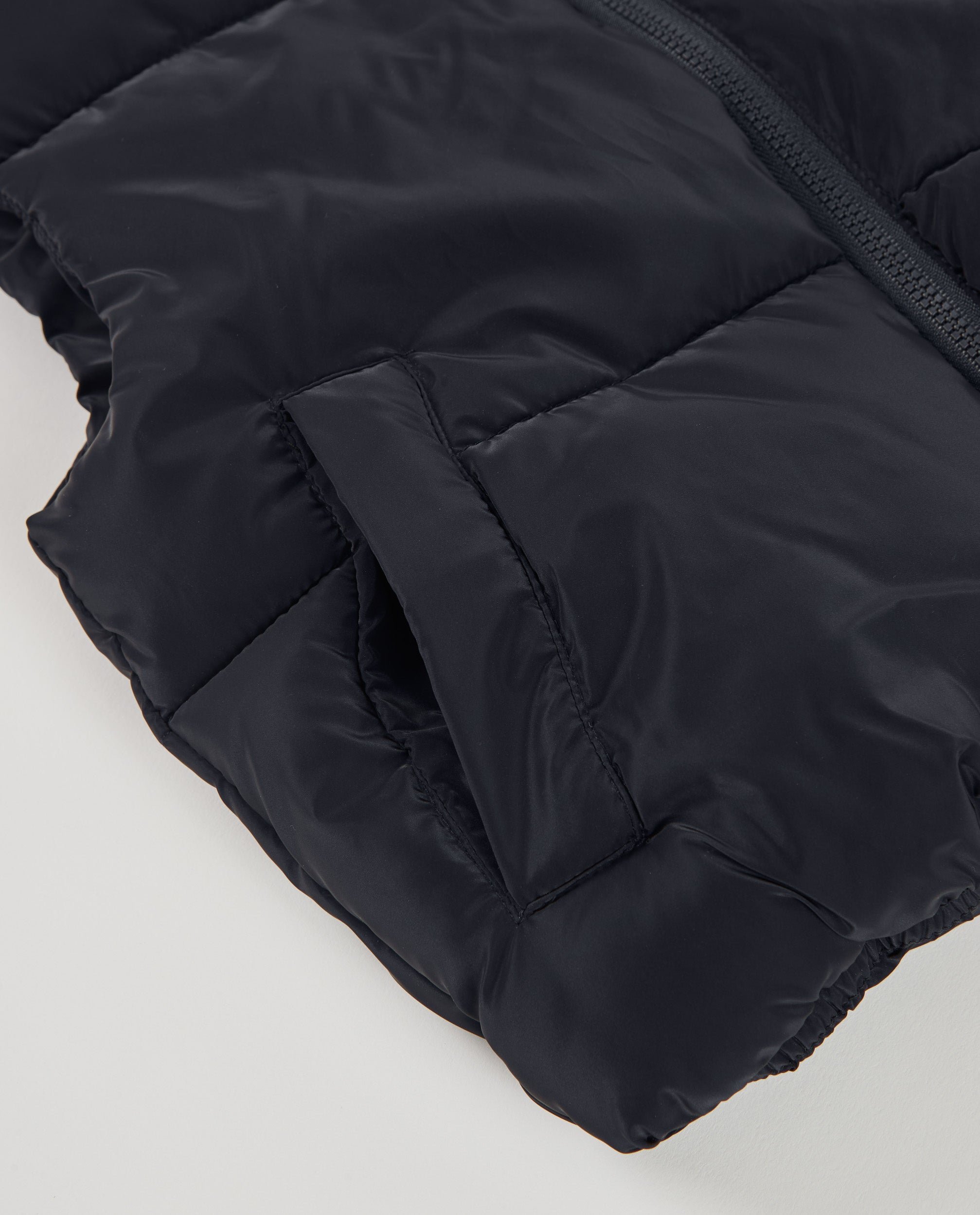 Chaleco acolchado de niño color negro con cierre de cremallera