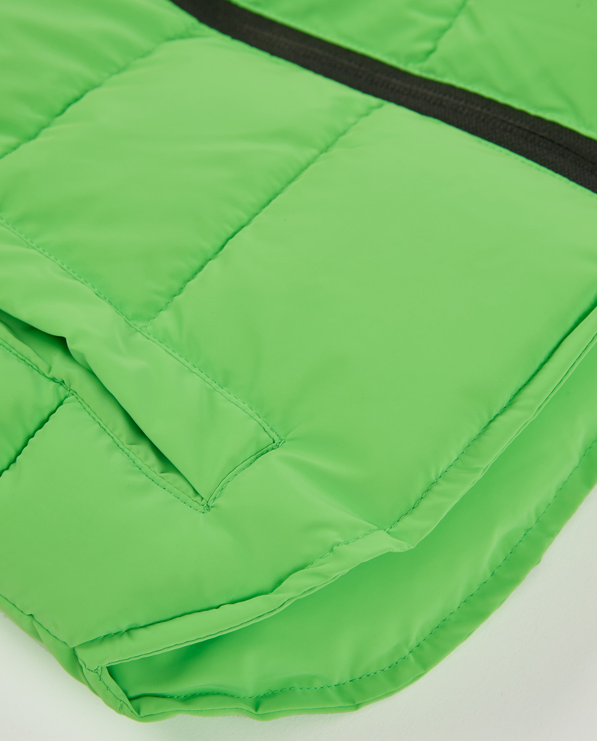 Chaleco acolchado de niño en color verde con capucha