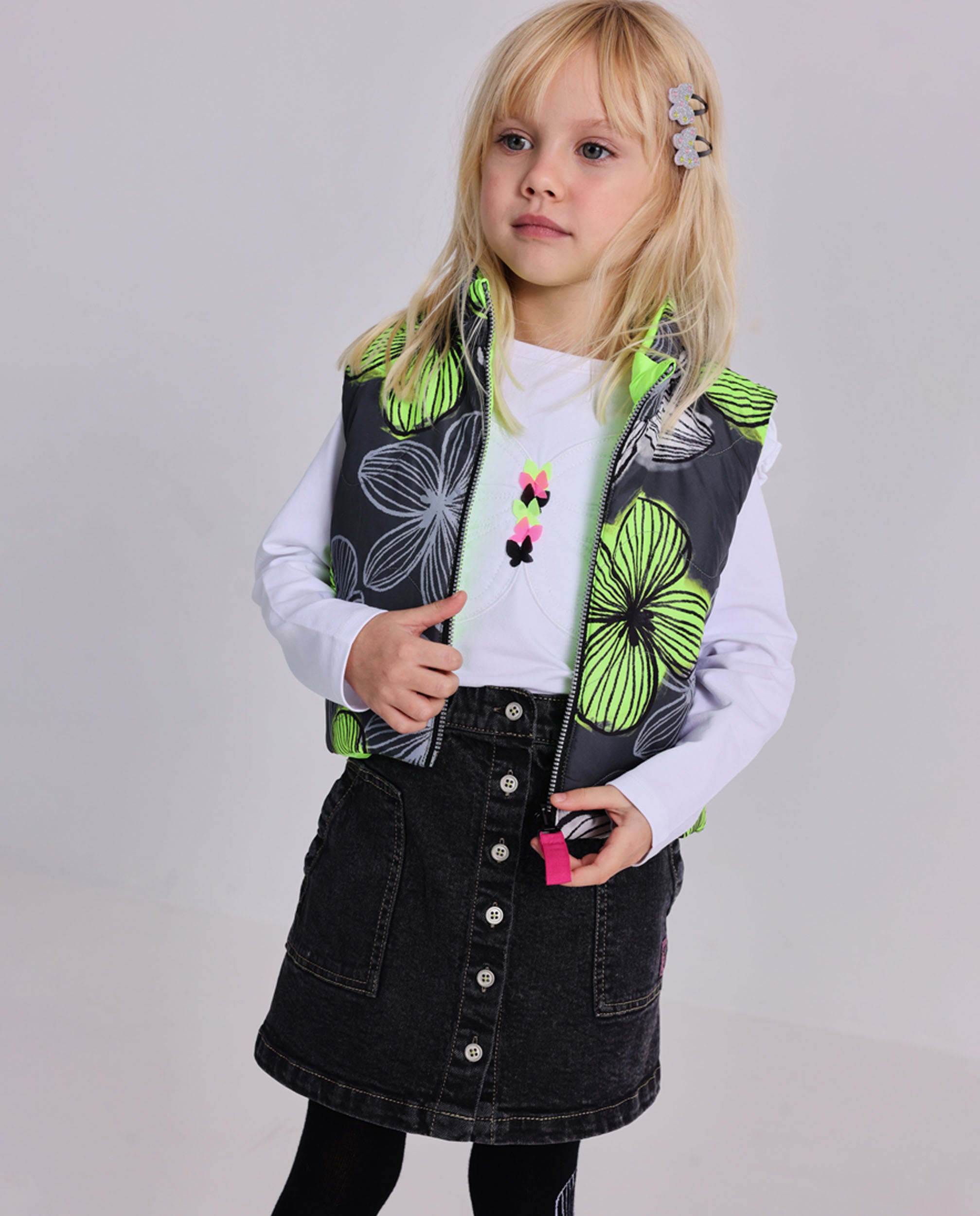 Pack 5 piezas para niña: camiseta, falda, chaleco, leggings y pinzas