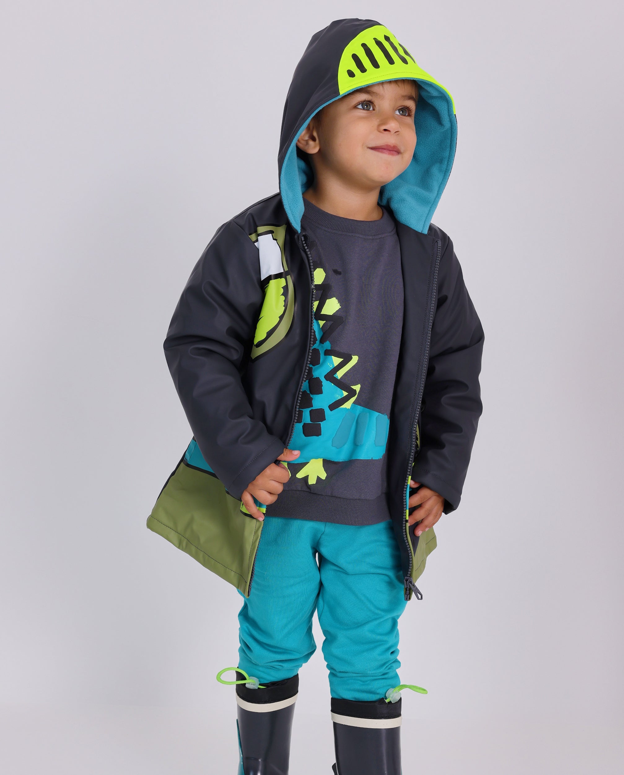 Chubasquero para niño en negro con capucha y estampado de